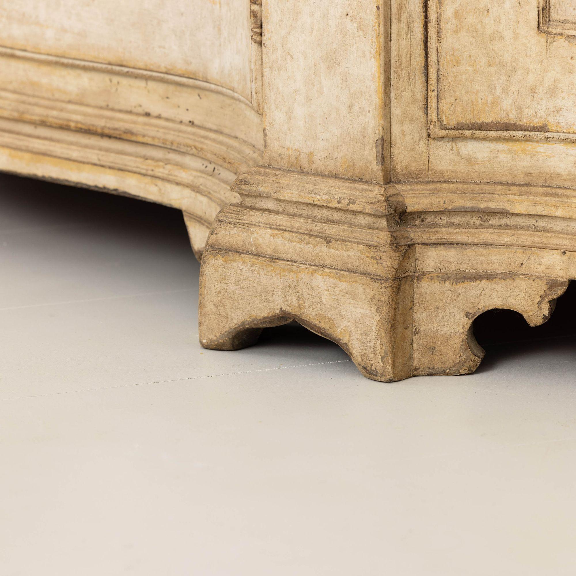 Inizio del XX secolo. Credenza italiana dipinta a forma di serpentina in vendita 9