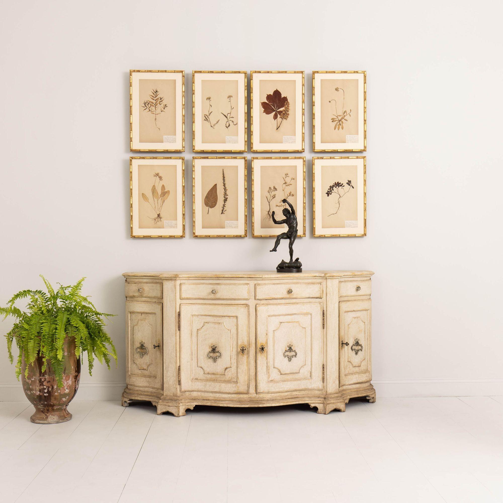 Un incredibile buffet italiano in stile neoclassico a forma di serpentina con vernice originale. Circa 1900. Bellissimo piano sagomato e ante sagomate a pannelli rialzati, il tutto poggiato su una base a plinto sagomata. Un favoloso pezzo decorativo