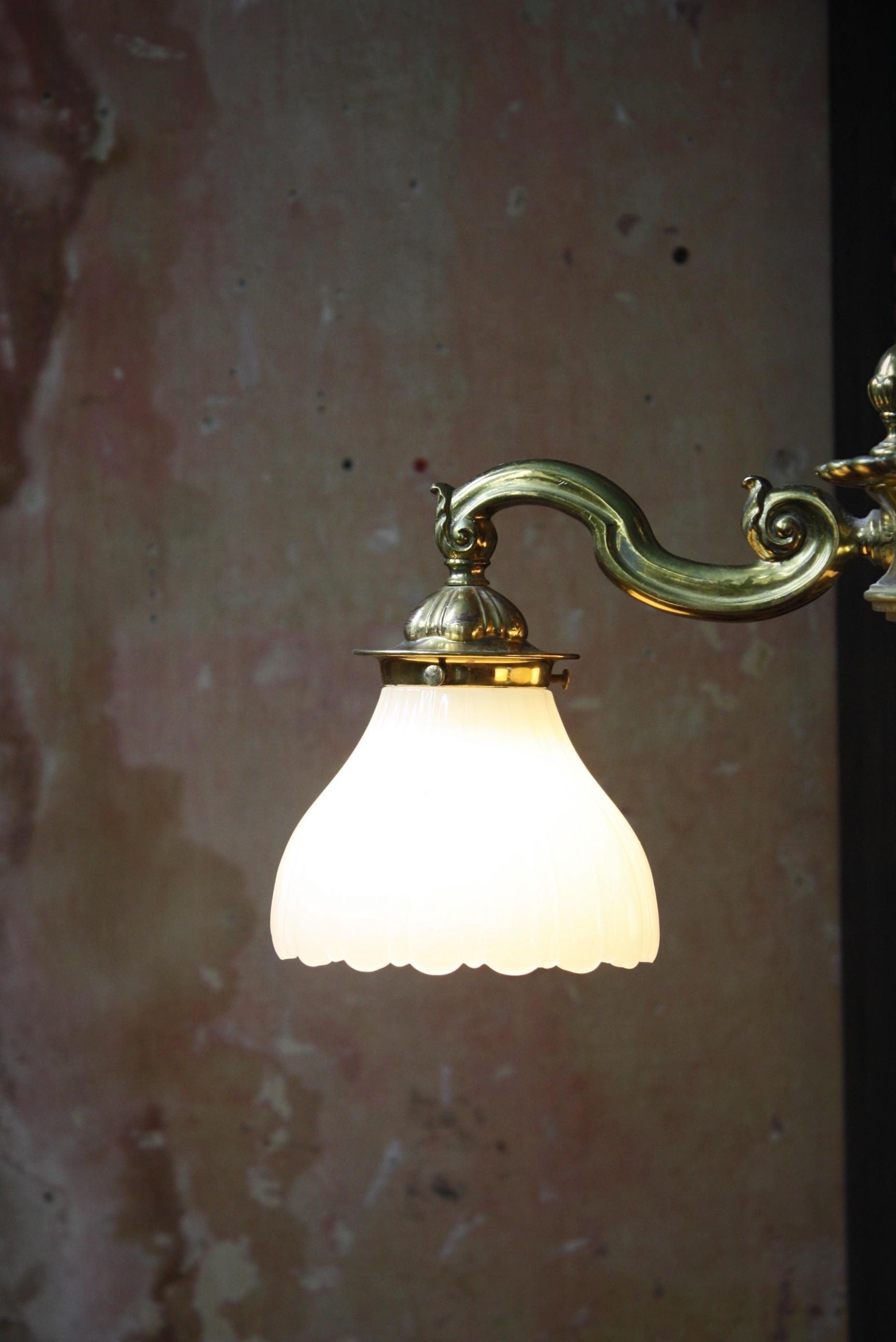 Début du 20e siècle Jefferson & Co. for G.E.C Moonstone Brass Chandelier Light Pendant Bon état - En vente à Lowestoft, GB