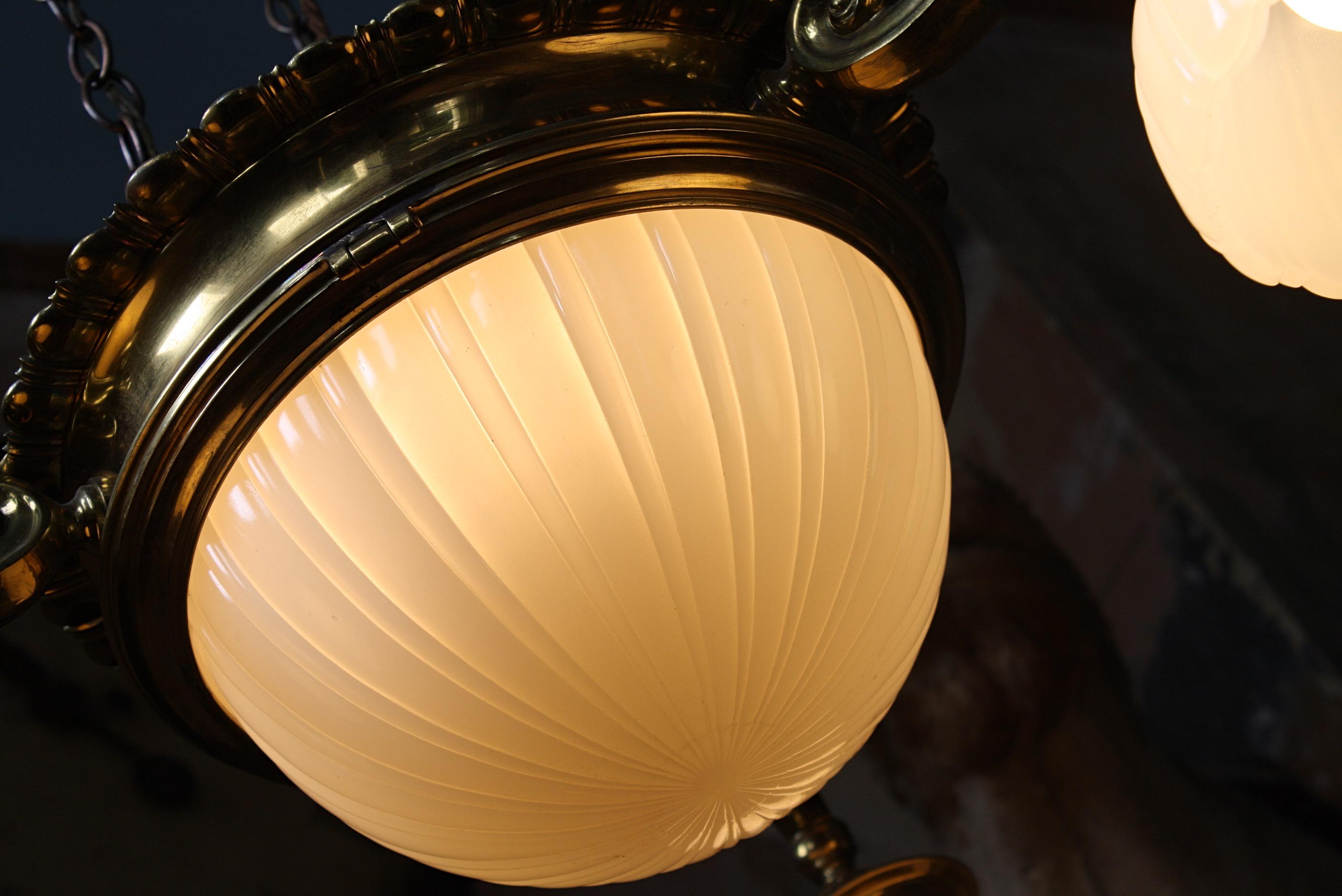 Laiton Début du 20e siècle Jefferson & Co. for G.E.C Moonstone Brass Chandelier Light Pendant en vente