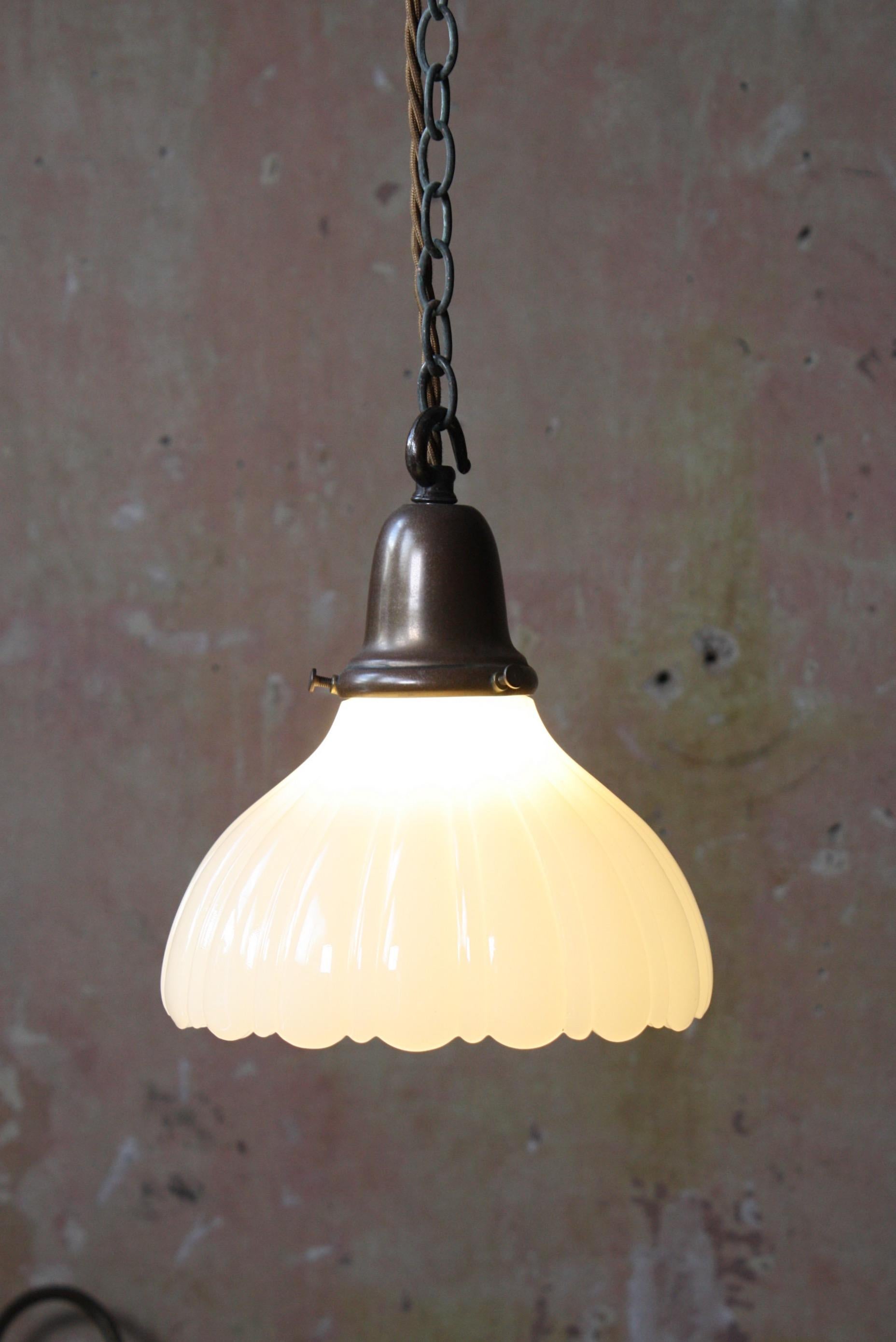 A perfectly formed Edwardian pressed glass pantry pendant, with its original spun copper gallery.

Comes with a length of antique style chain, three core silk flex and ceiling hook 

Measures: 21cm in drop
18.5cm in diamiter.