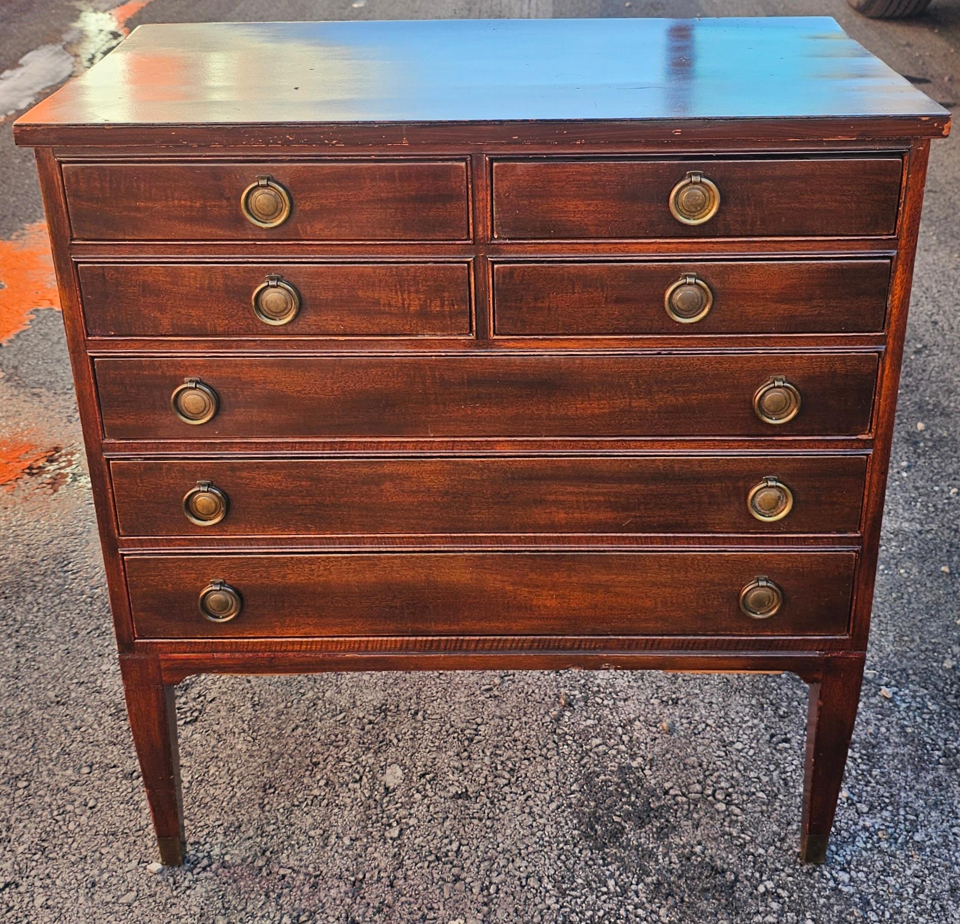 Cassettone a sette cassetti in mogano e finiture in ottone della Johnson-Handley Johnson Handley Company
Misura 28