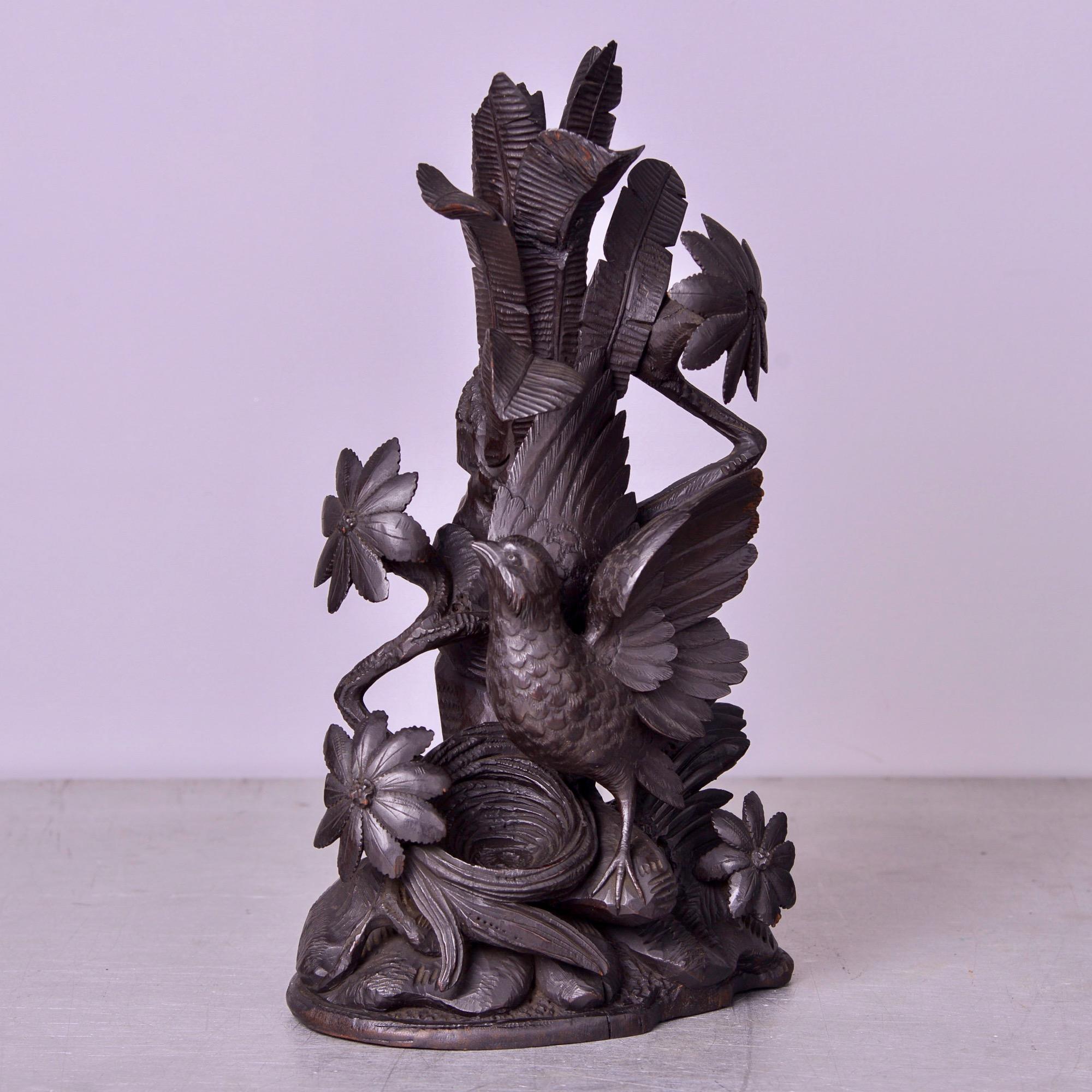 Allemand Grande sculpture de la Forêt-Noire du début du 20e siècle avec oiseau et nid en vente