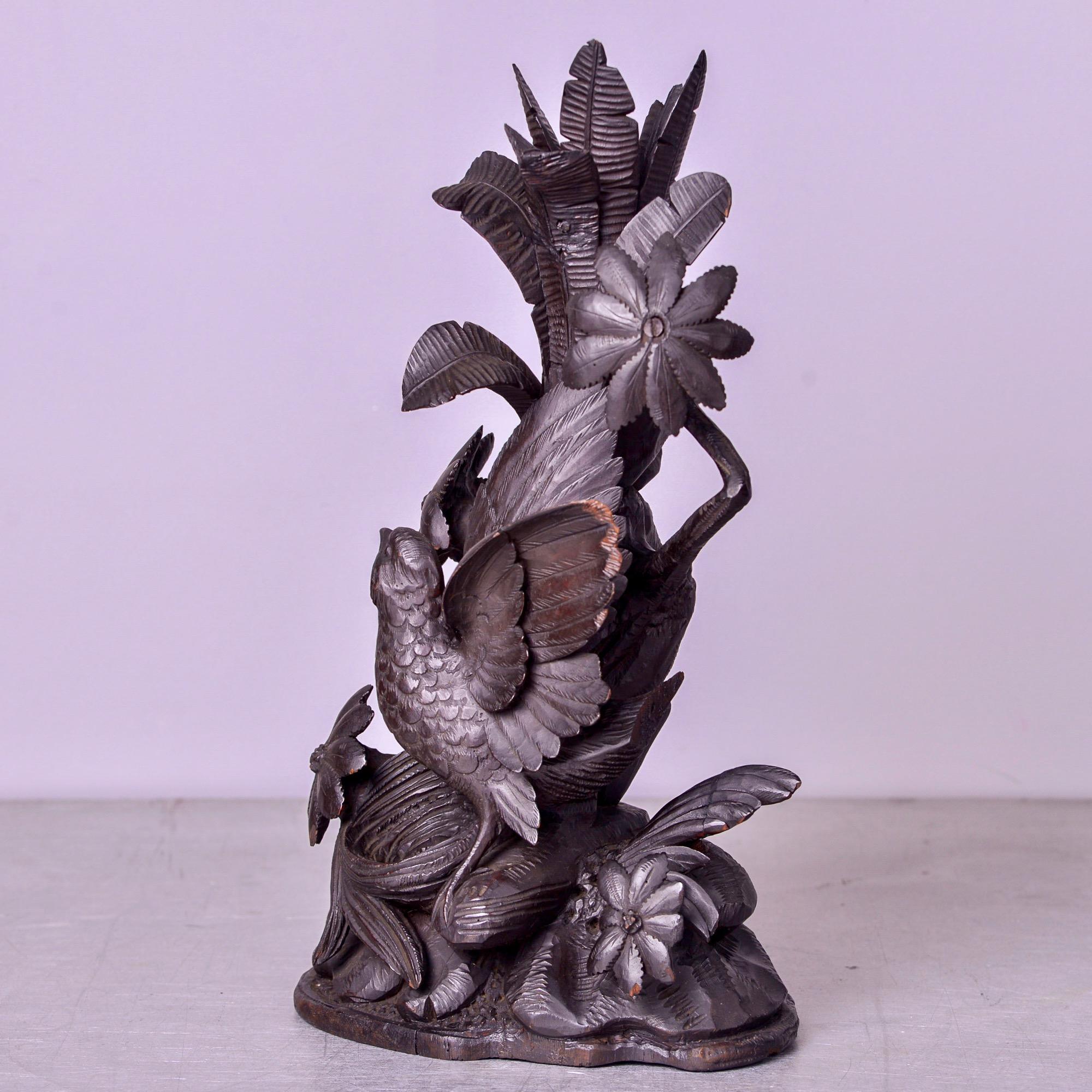 Sculpté à la main Grande sculpture de la Forêt-Noire du début du 20e siècle avec oiseau et nid en vente