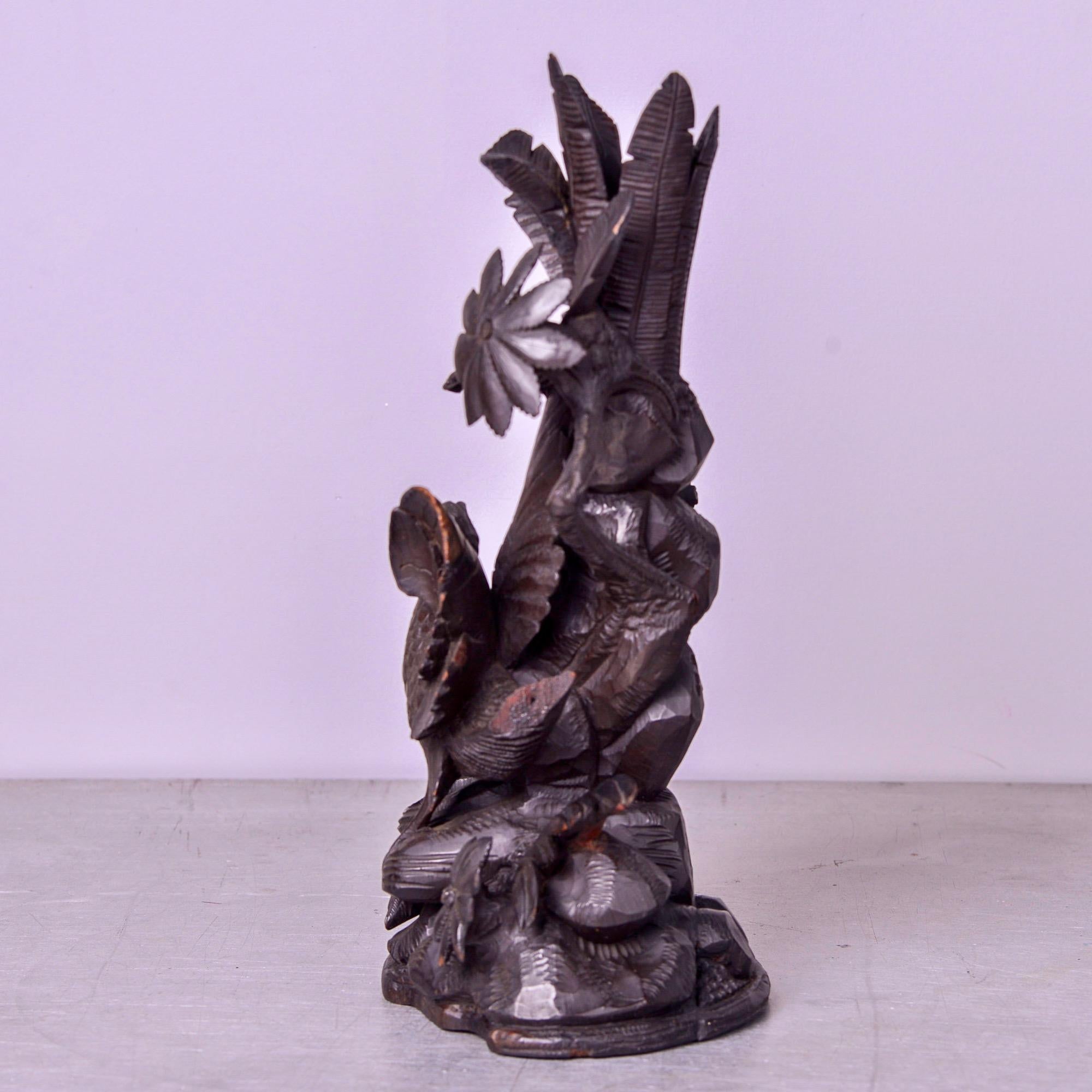 Grande sculpture de la Forêt-Noire du début du 20e siècle avec oiseau et nid Bon état - En vente à Troy, MI