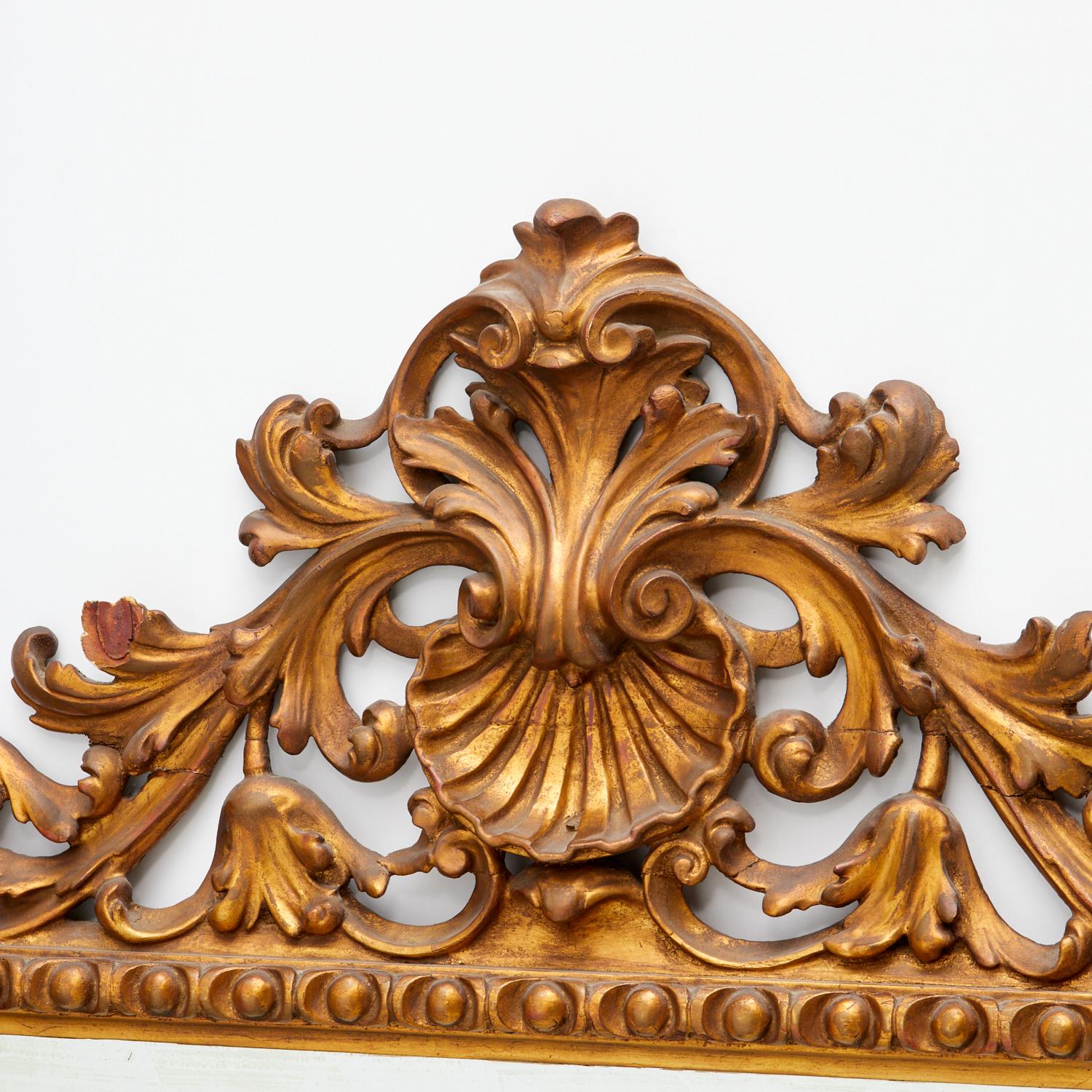 Américain A.I.C., début du 20e siècle. Grand miroir en bois doré de style George III avec crête en coquillage  en vente