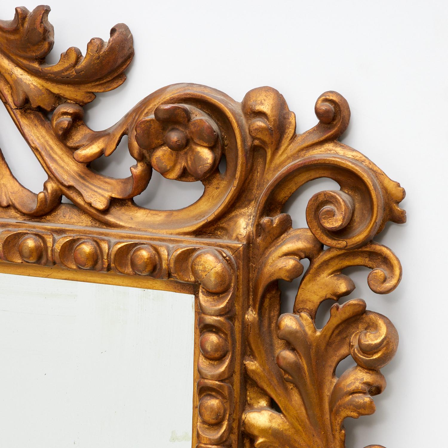 Sculpté à la main A.I.C., début du 20e siècle. Grand miroir en bois doré de style George III avec crête en coquillage  en vente