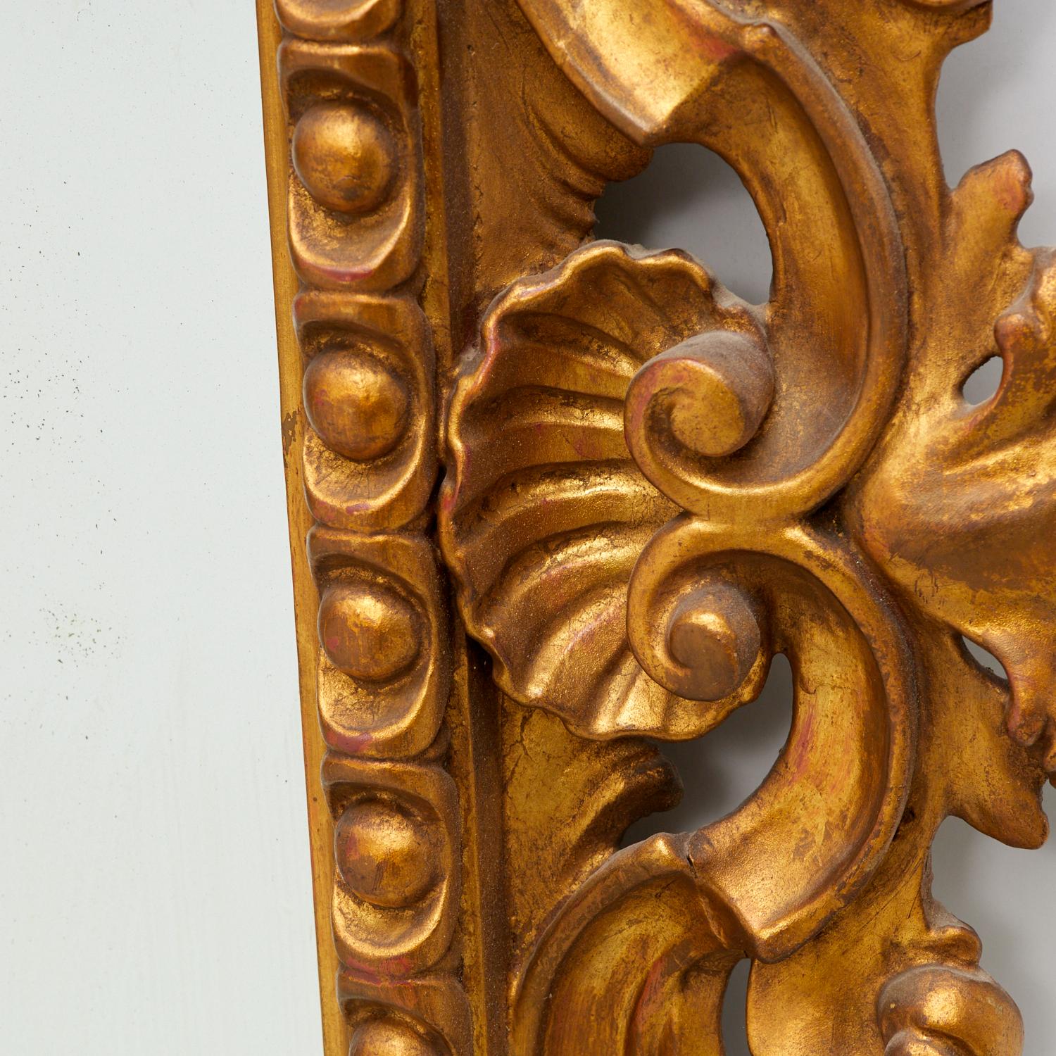 A.I.C., début du 20e siècle. Grand miroir en bois doré de style George III avec crête en coquillage  Bon état - En vente à Morristown, NJ