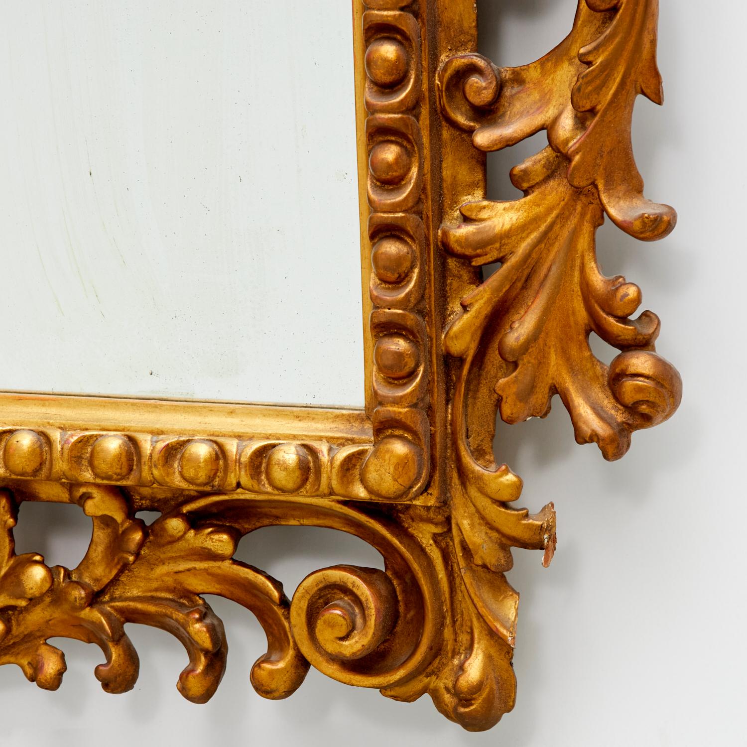 Milieu du XXe siècle A.I.C., début du 20e siècle. Grand miroir en bois doré de style George III avec crête en coquillage  en vente
