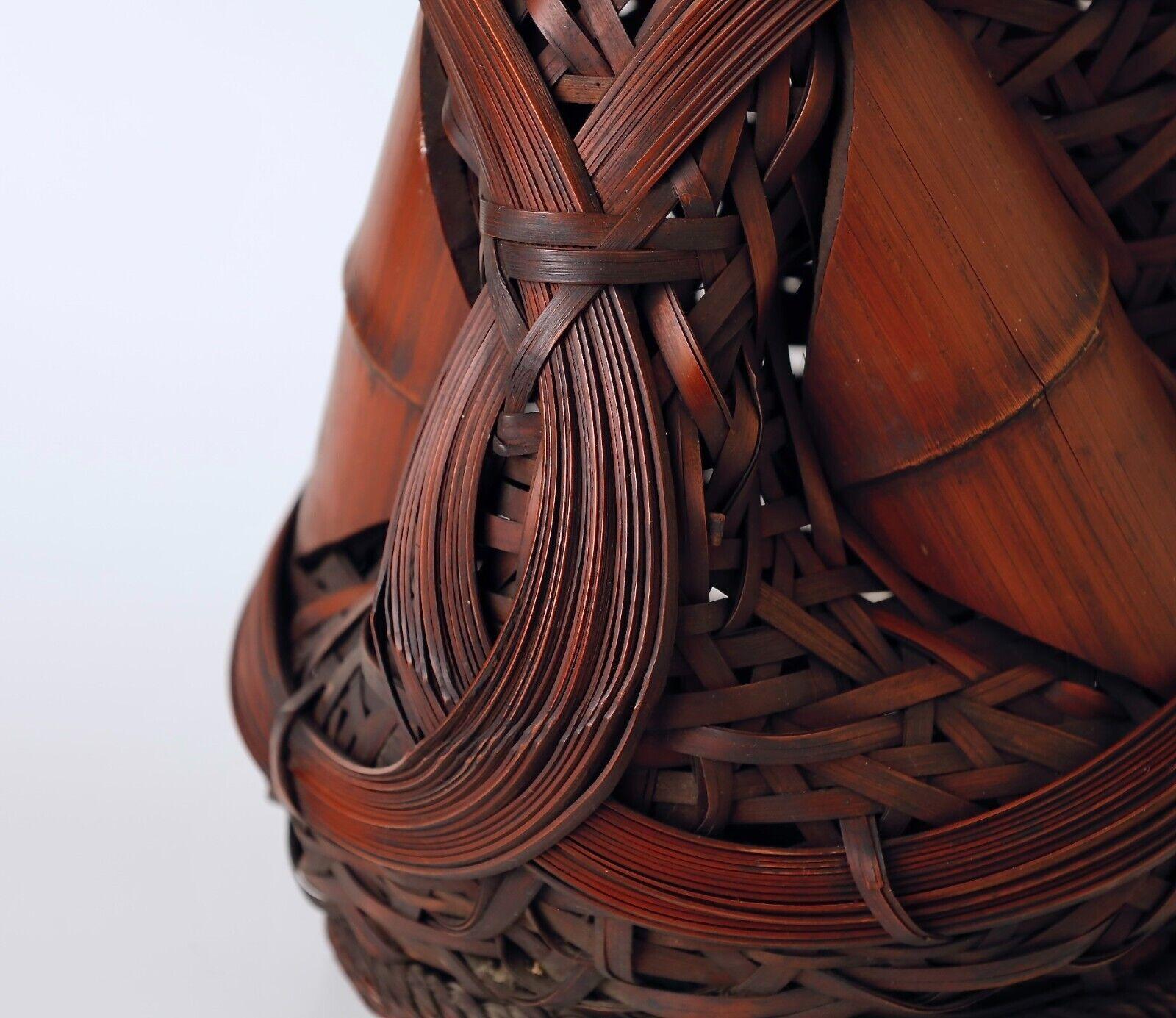 Superbe panier en bambou Ikebana signé. Bambou à patine naturelle. Signé Seiseisai .  
Age : début du 20ème siècle 
Bon état avec quelques abrasions et patines.
Taille :   51.5/29/26cm  ( 20.2/11.4/10.2inch ) 
Poids :  914g(2lb)

Acheteurs