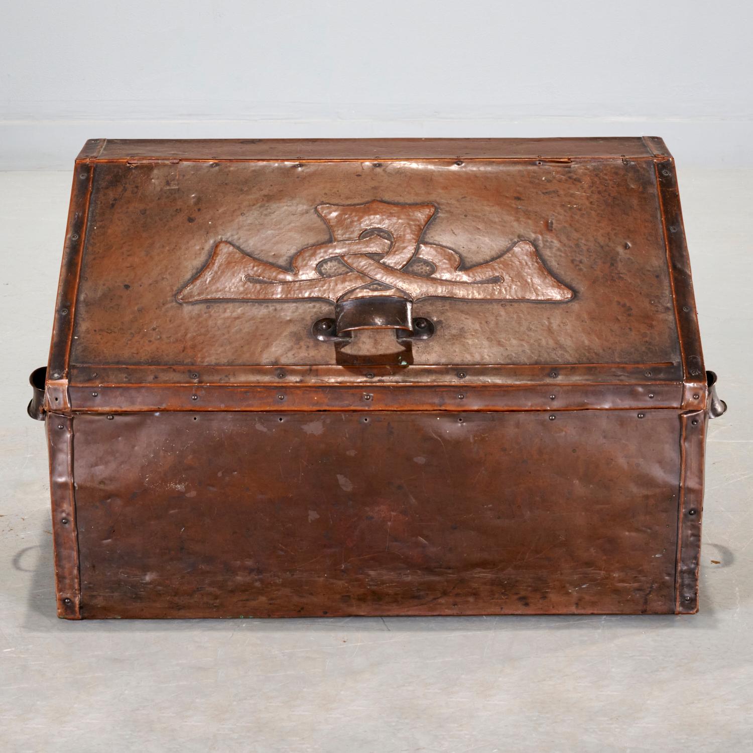 Early 20th c., England, a hammered and repousse decorated copper sheet metal over wood box, the hinged slated lid decorated with in Arts & Crafts style. 

A wonderful Liberty & Co. Arts & Crafts (attributed) copper log box, dating to circa