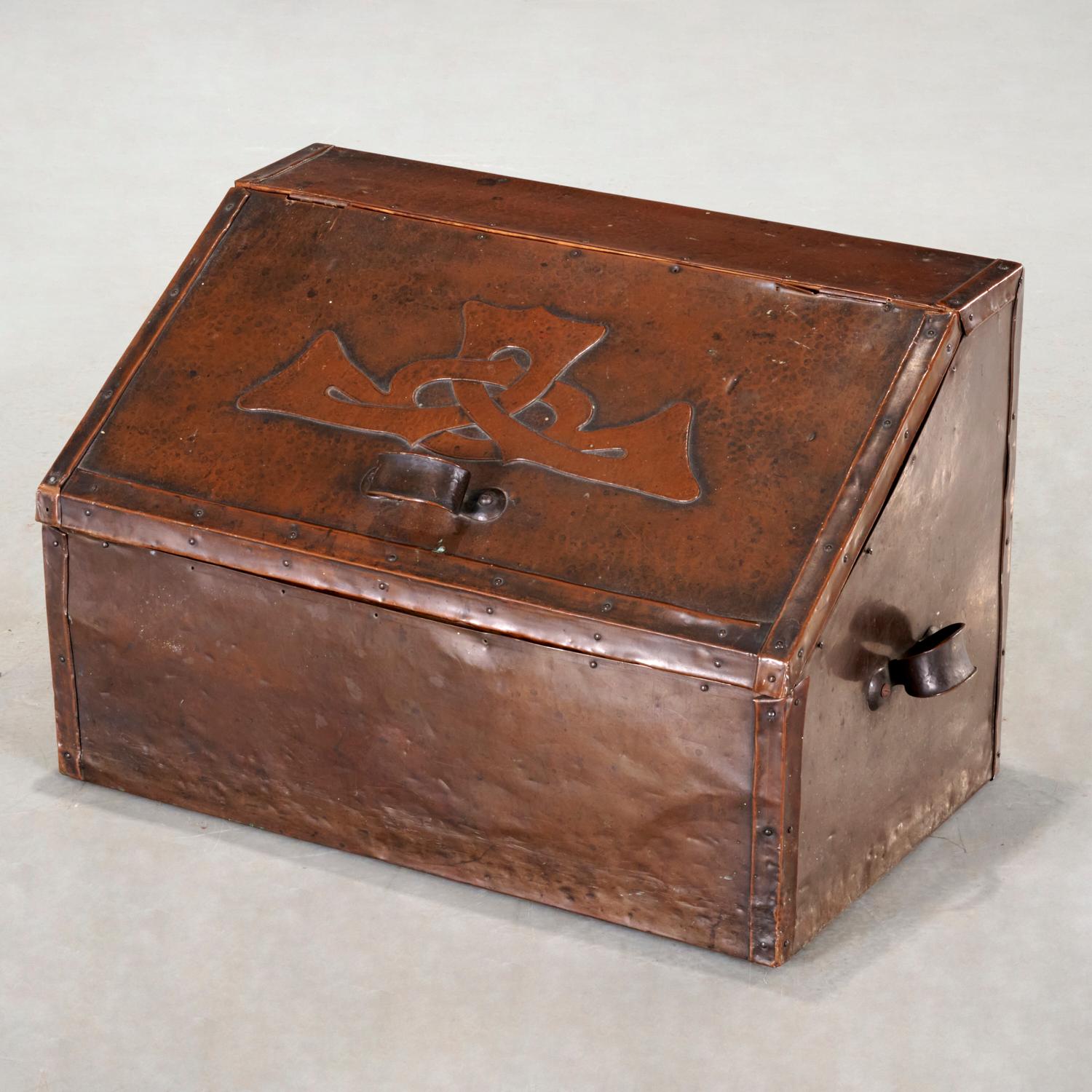 Anfang 20. Jh. Liberty & Co. Arts and Crafts Log Box, einst im Besitz von Hollywood Star (Englisch) im Angebot