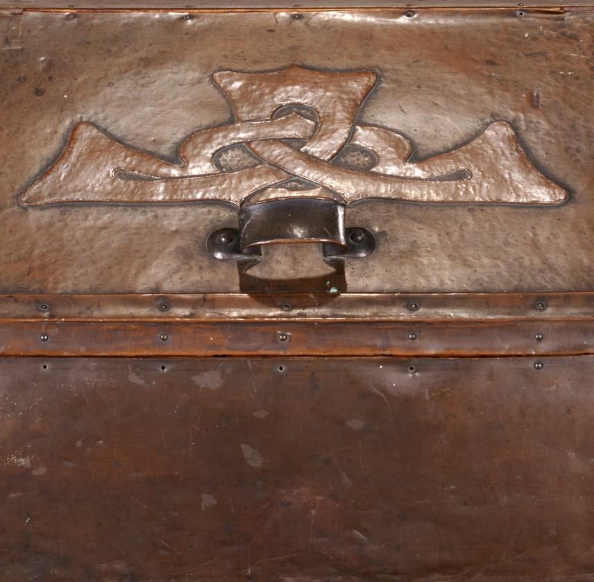 Anfang 20. Jh. Liberty & Co. Arts and Crafts Log Box, einst im Besitz von Hollywood Star (Gehämmert) im Angebot
