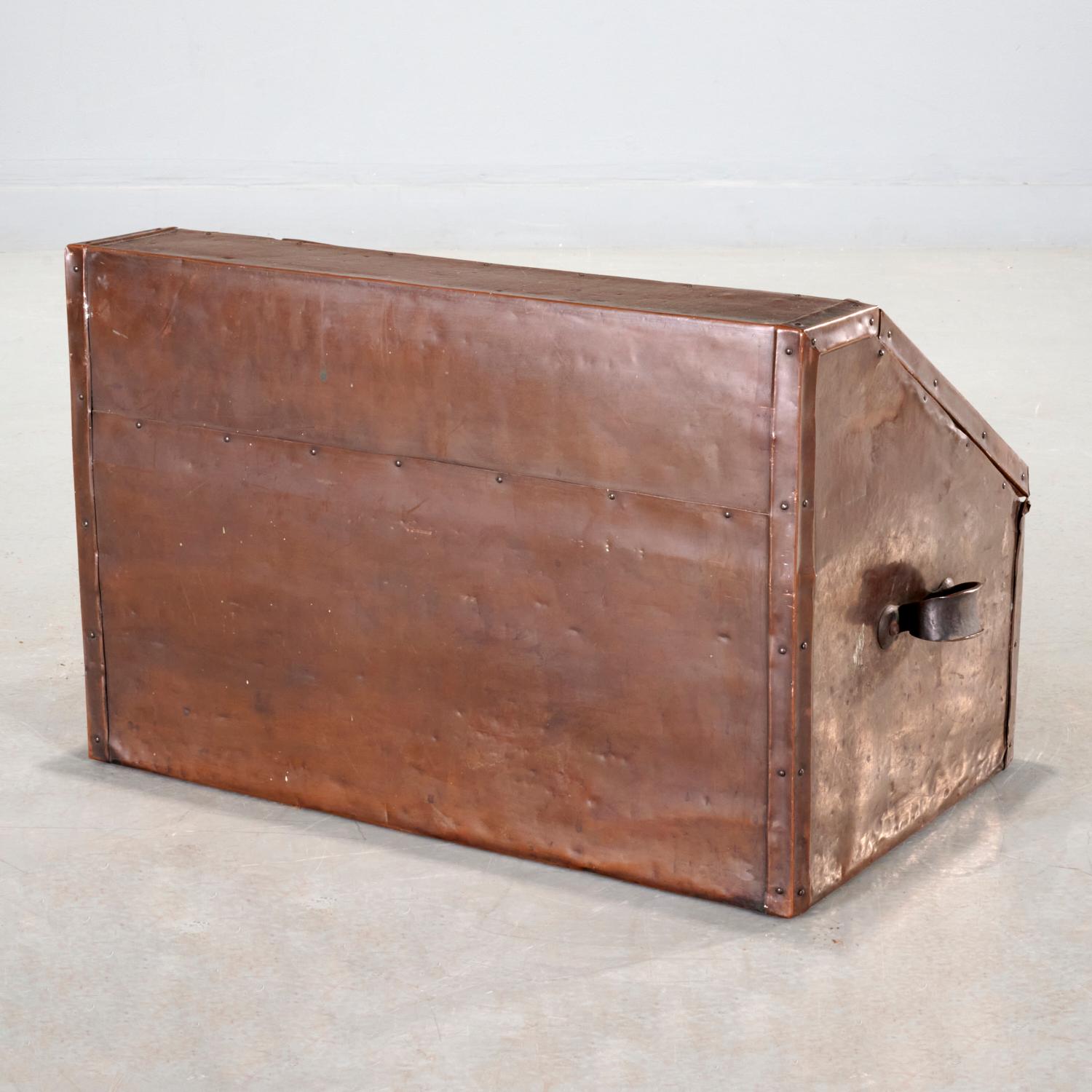 Anfang 20. Jh. Liberty & Co. Arts and Crafts Log Box, einst im Besitz von Hollywood Star (Kupfer) im Angebot
