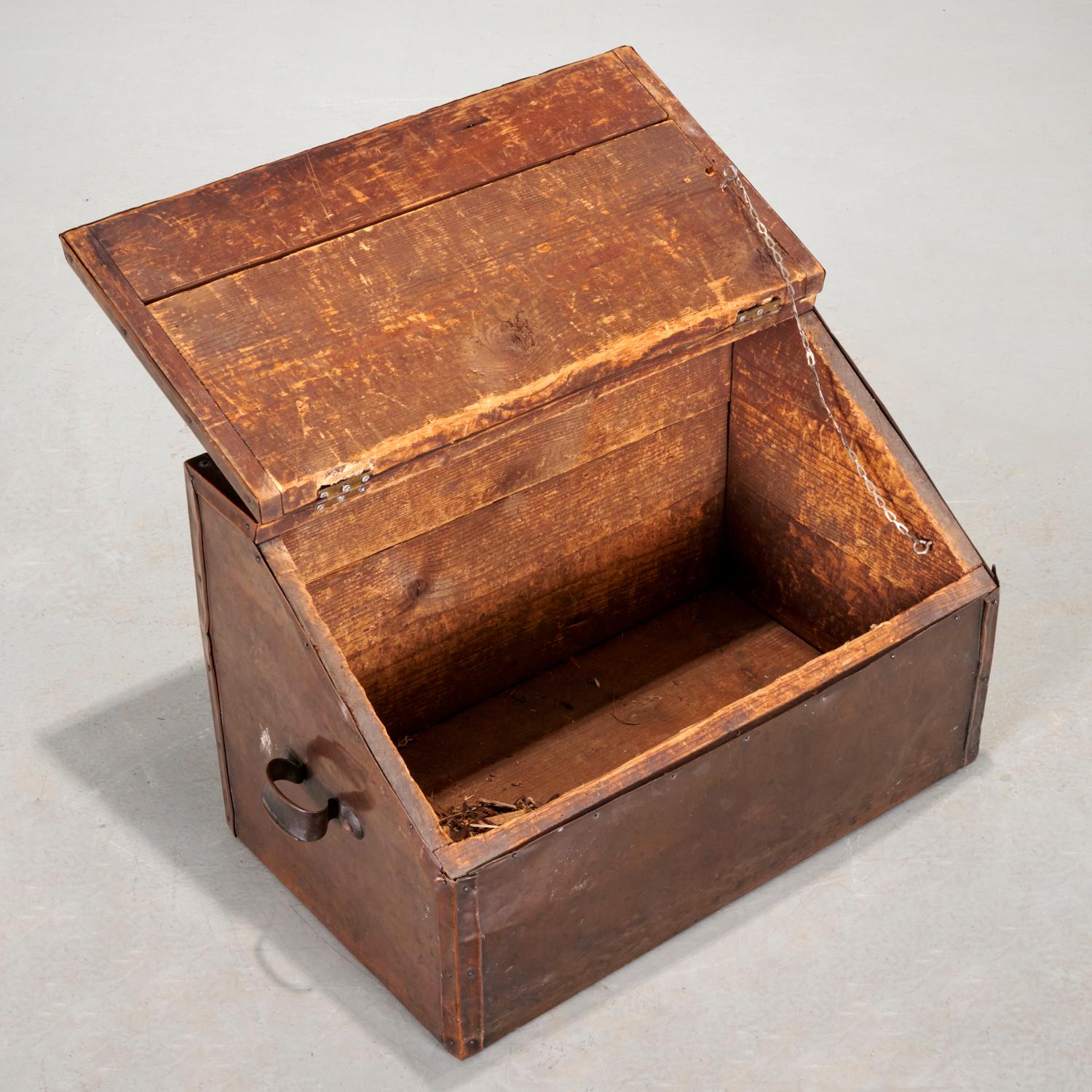 Anfang 20. Jh. Liberty & Co. Arts and Crafts Log Box, einst im Besitz von Hollywood Star im Angebot 1
