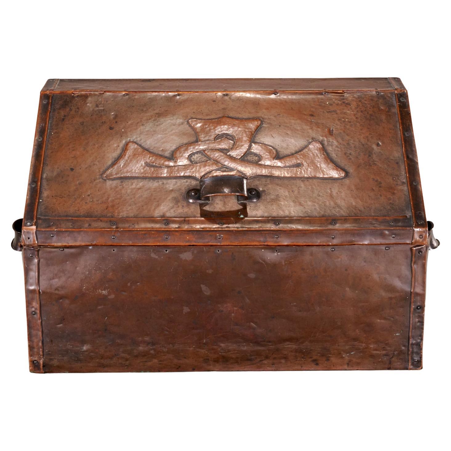 Anfang 20. Jh. Liberty & Co. Arts and Crafts Log Box, einst im Besitz von Hollywood Star