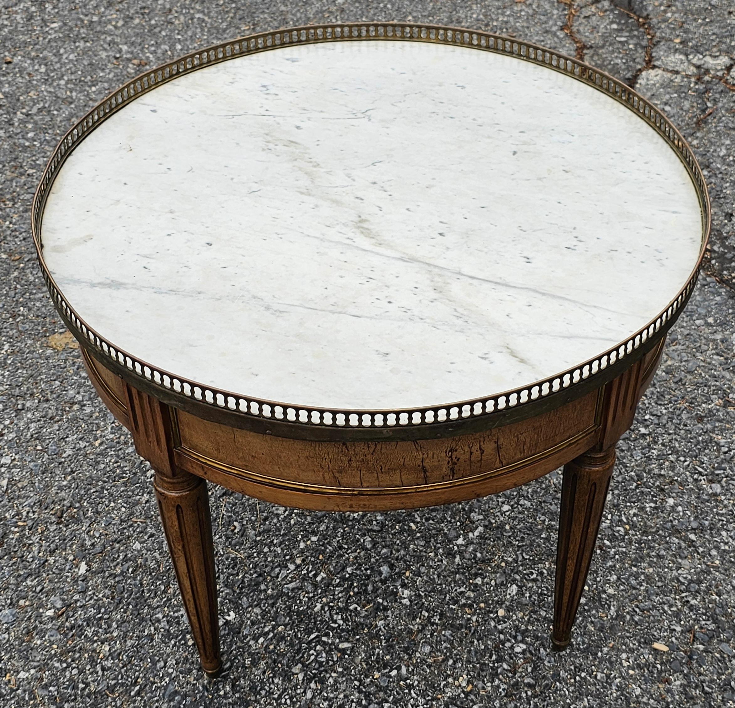 Table de guéridon basse en noyer et marbre de style Louis XVI. Pieds en forme de coupelles en laiton.
Mesure 24,5