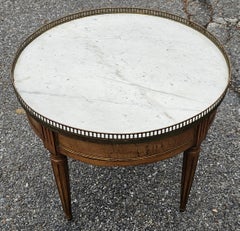 Anfang 20. Jh. Louis XVI Tisch aus Nussbaum und Marmor mit Bouillotte-Gueridon-Galerie