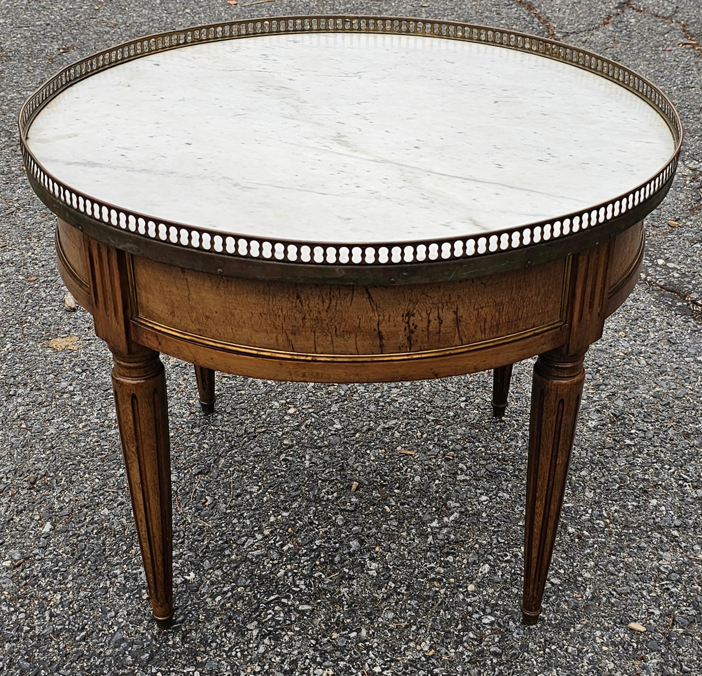 Louis XV Début du 20ème C. Table à Gueridon en Noyer et Marbre à Galleried Bouillotte Gueridon. en vente