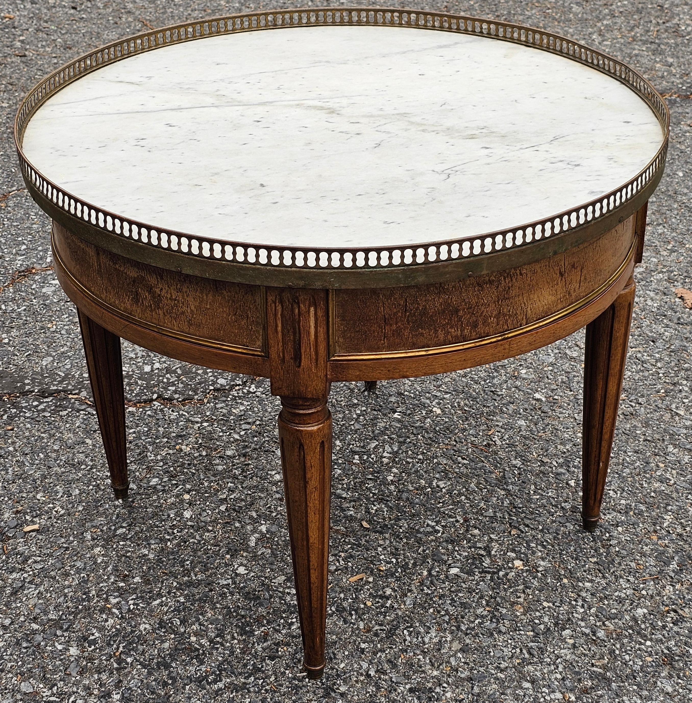 Inconnu Début du 20ème C. Table à Gueridon en Noyer et Marbre à Galleried Bouillotte Gueridon. en vente