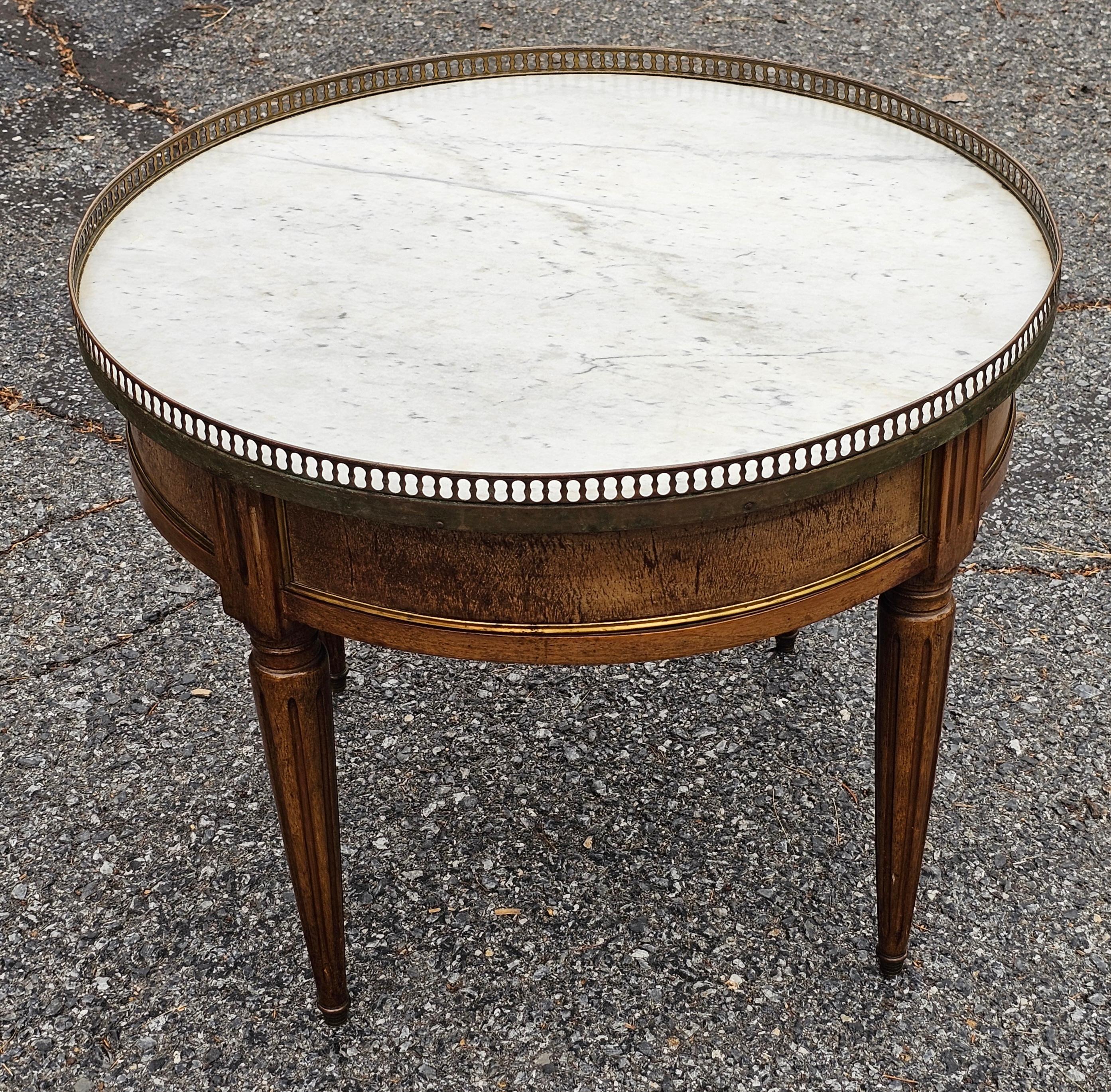 Autre Début du 20ème C. Table à Gueridon en Noyer et Marbre à Galleried Bouillotte Gueridon. en vente