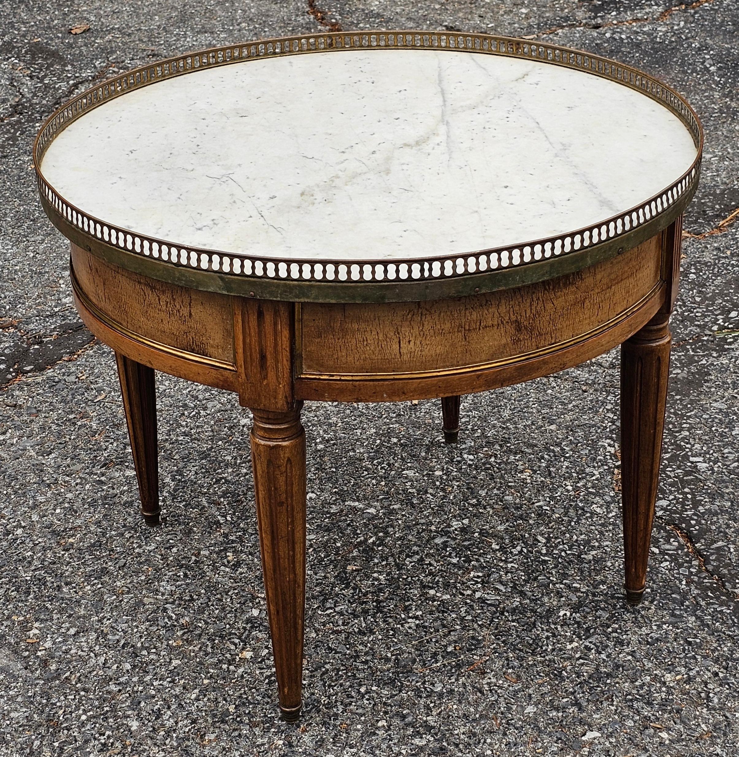 Début du 20ème C. Table à Gueridon en Noyer et Marbre à Galleried Bouillotte Gueridon. Bon état - En vente à Germantown, MD