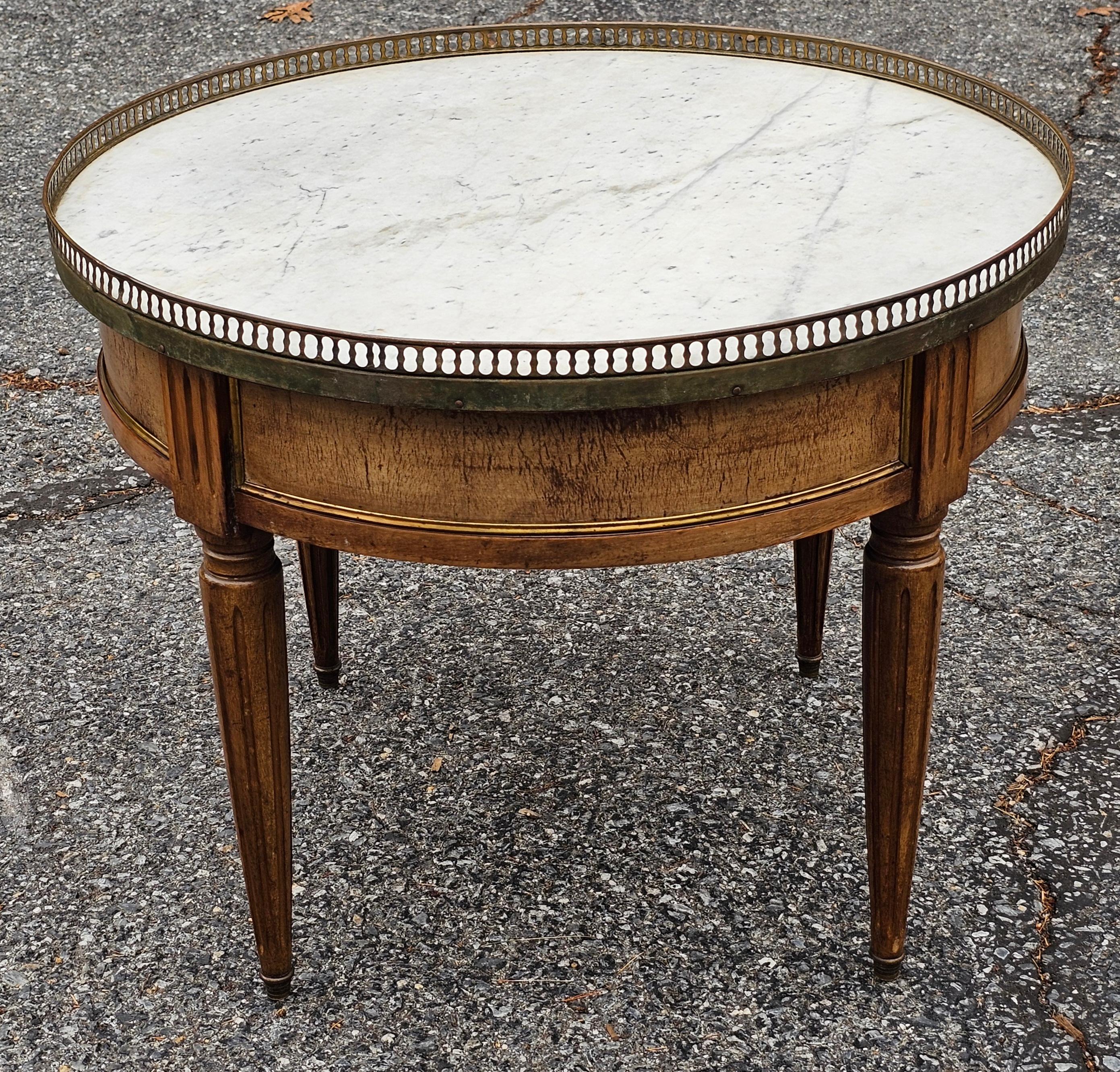 20ième siècle Début du 20ème C. Table à Gueridon en Noyer et Marbre à Galleried Bouillotte Gueridon. en vente