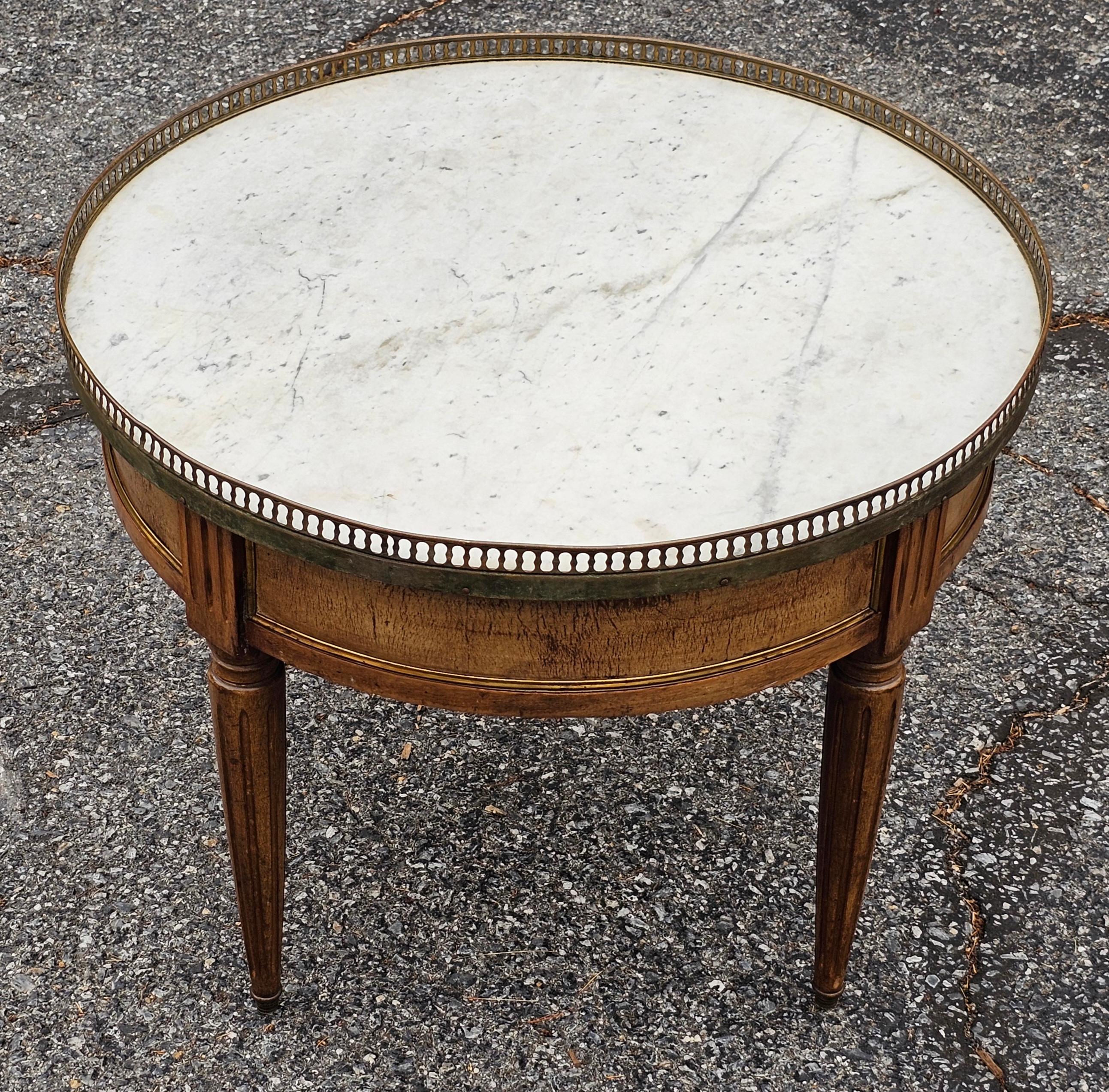Métal Début du 20ème C. Table à Gueridon en Noyer et Marbre à Galleried Bouillotte Gueridon. en vente