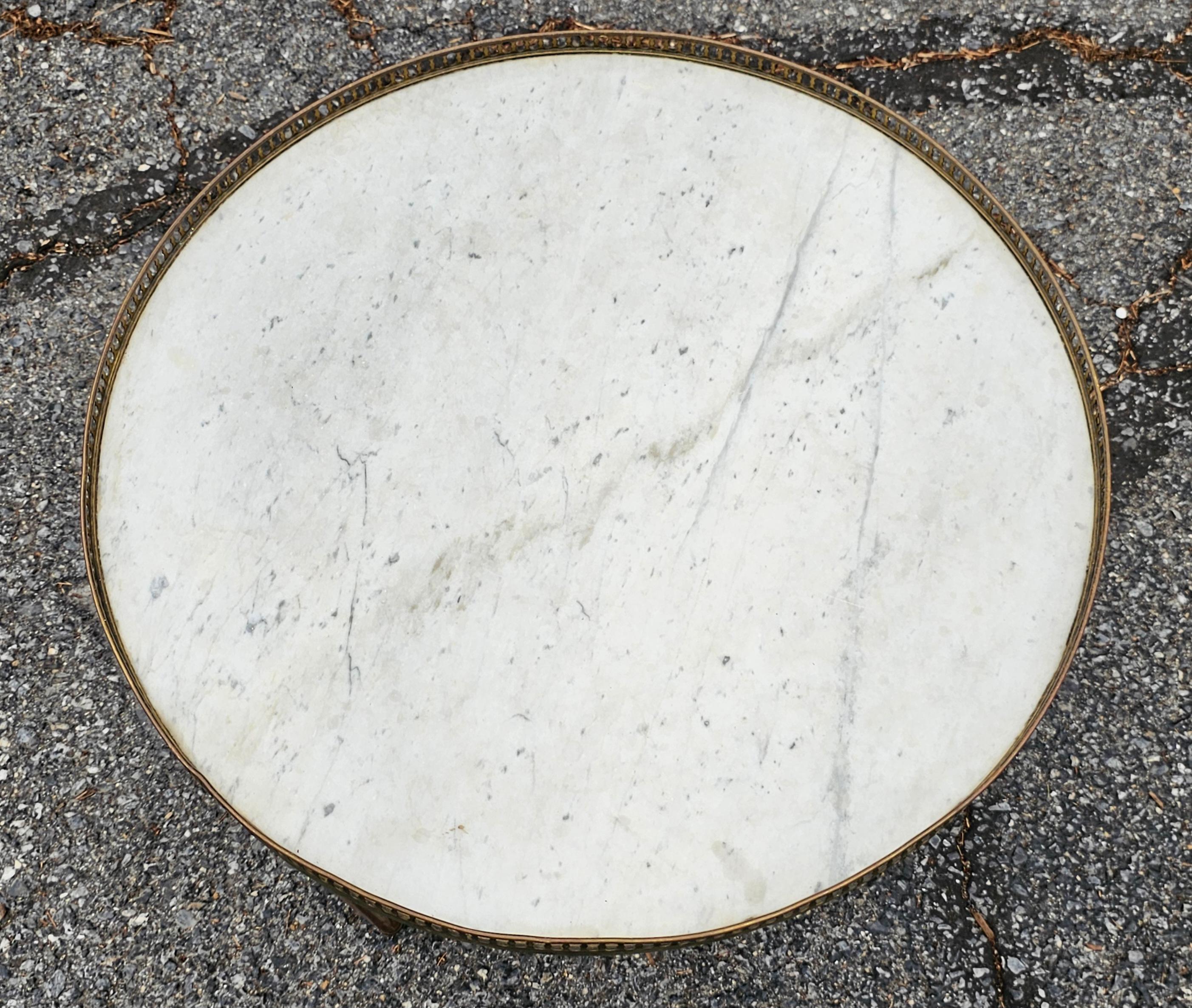 Début du 20ème C. Table à Gueridon en Noyer et Marbre à Galleried Bouillotte Gueridon. en vente 1