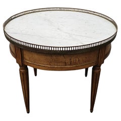 Mesa Gueridón Luis XVI de nogal y tapa de mármol con galerías de Bouillotte de principios del siglo XX