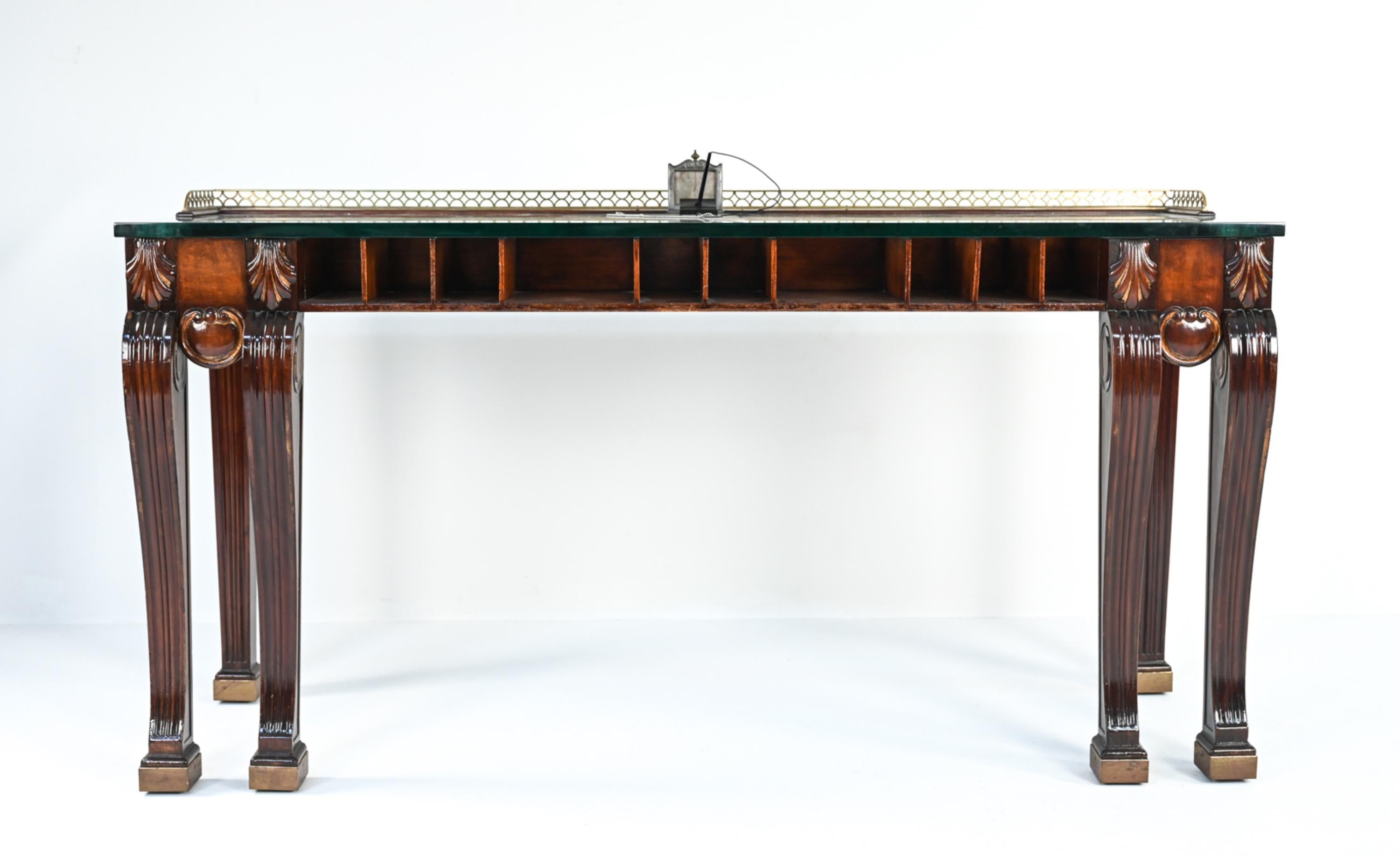 Large scale bank counter from the storied Union and New Haven Trust Building, designed by Cross & Cross and opened in 1927. Features a solid mahogany frame in the Empire style, carved with gilt-rubbed shell motifs over Neoclassical reeded and