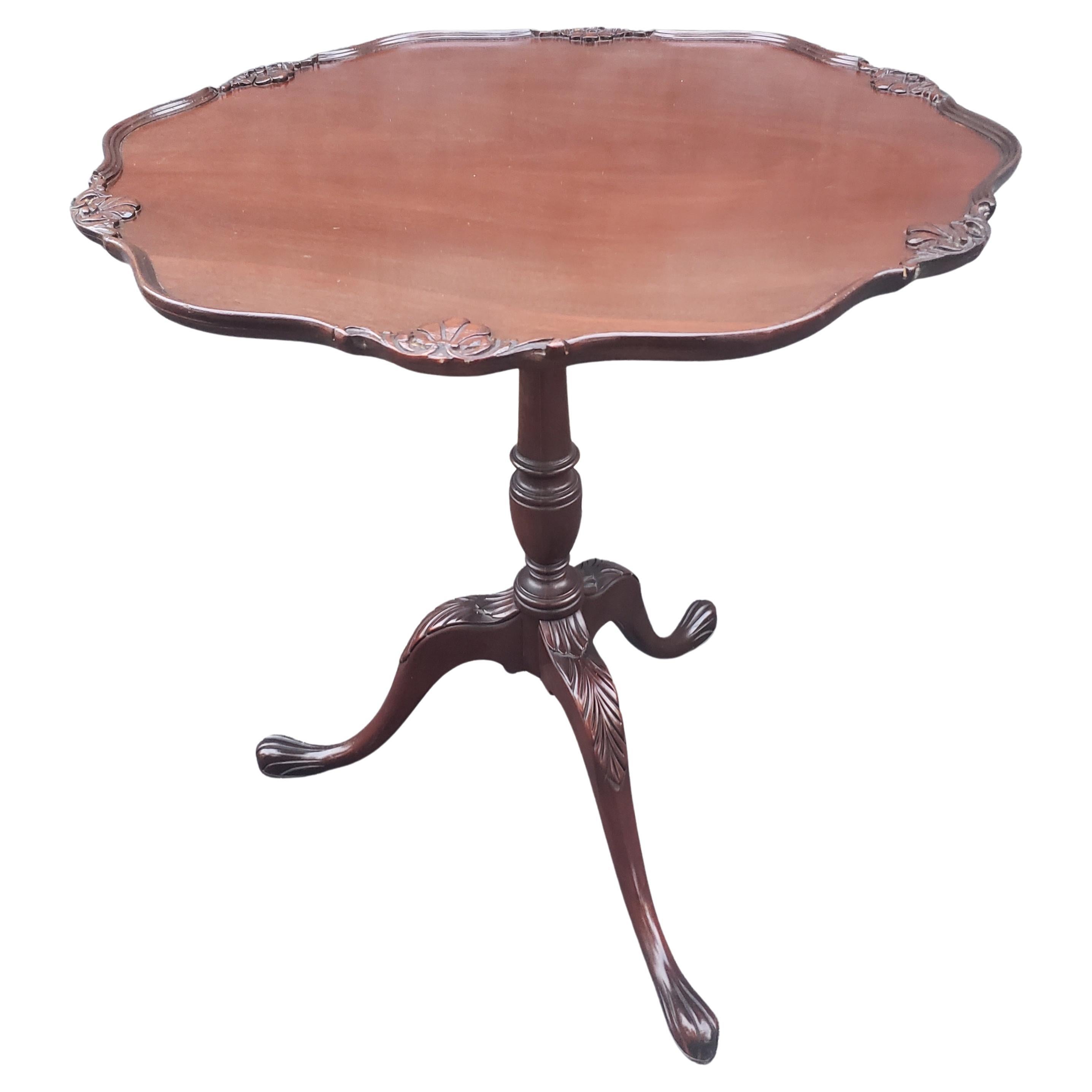 Early 20th century hand carved mahogany tilt-top pie crust desert or tea table In very good condition. Measures 26