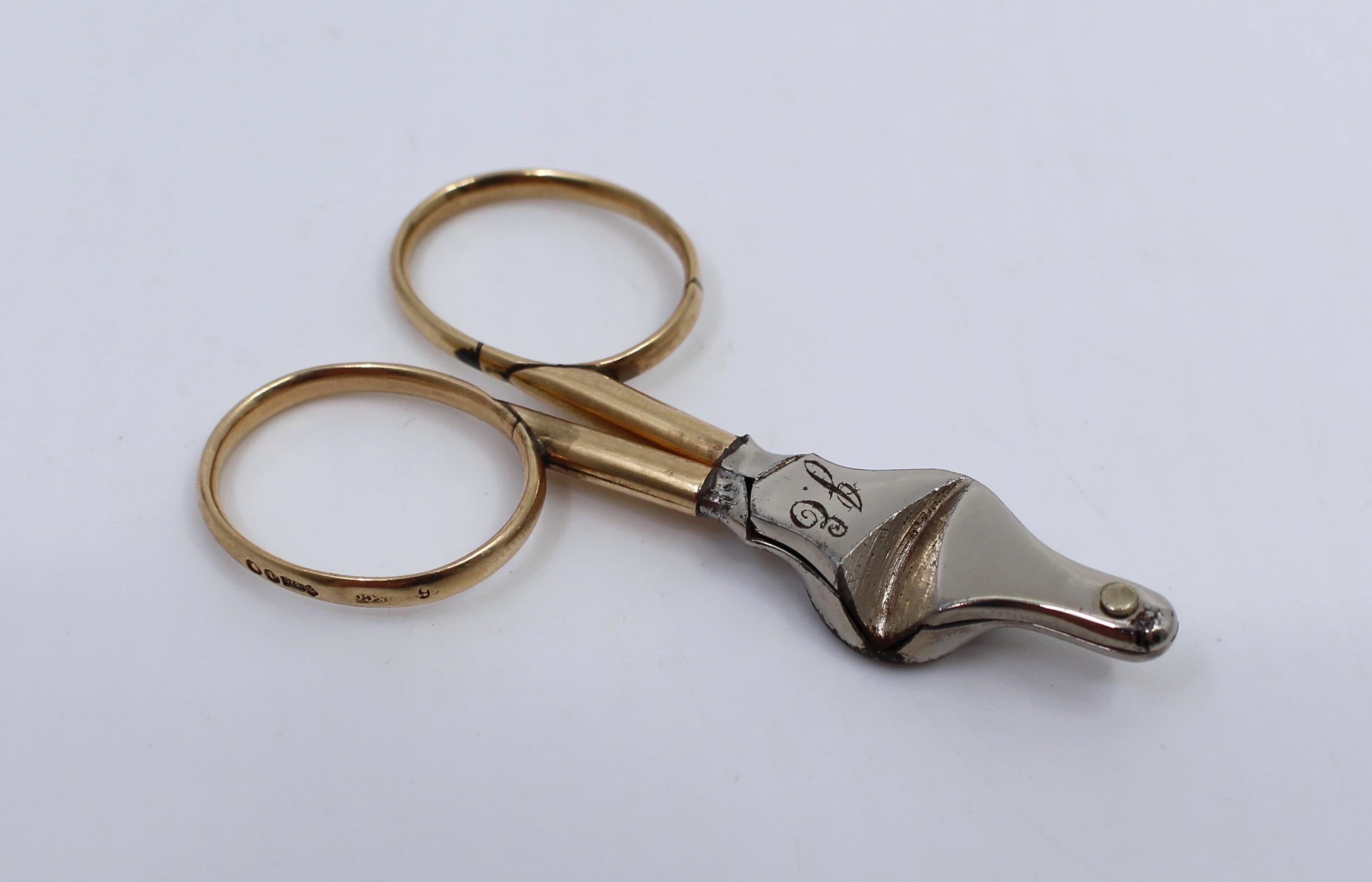 Early 20th c. Maple & Co gold & steel cigar scissor 


Period English, early 20th c.

Manufacturer Maple & Co. 

Composition Gold & steel

Hallmark London, 1919

Dimensions 7 x 4.5 x 0.5 cm

Weight 15.9 g

Good condition. A few light