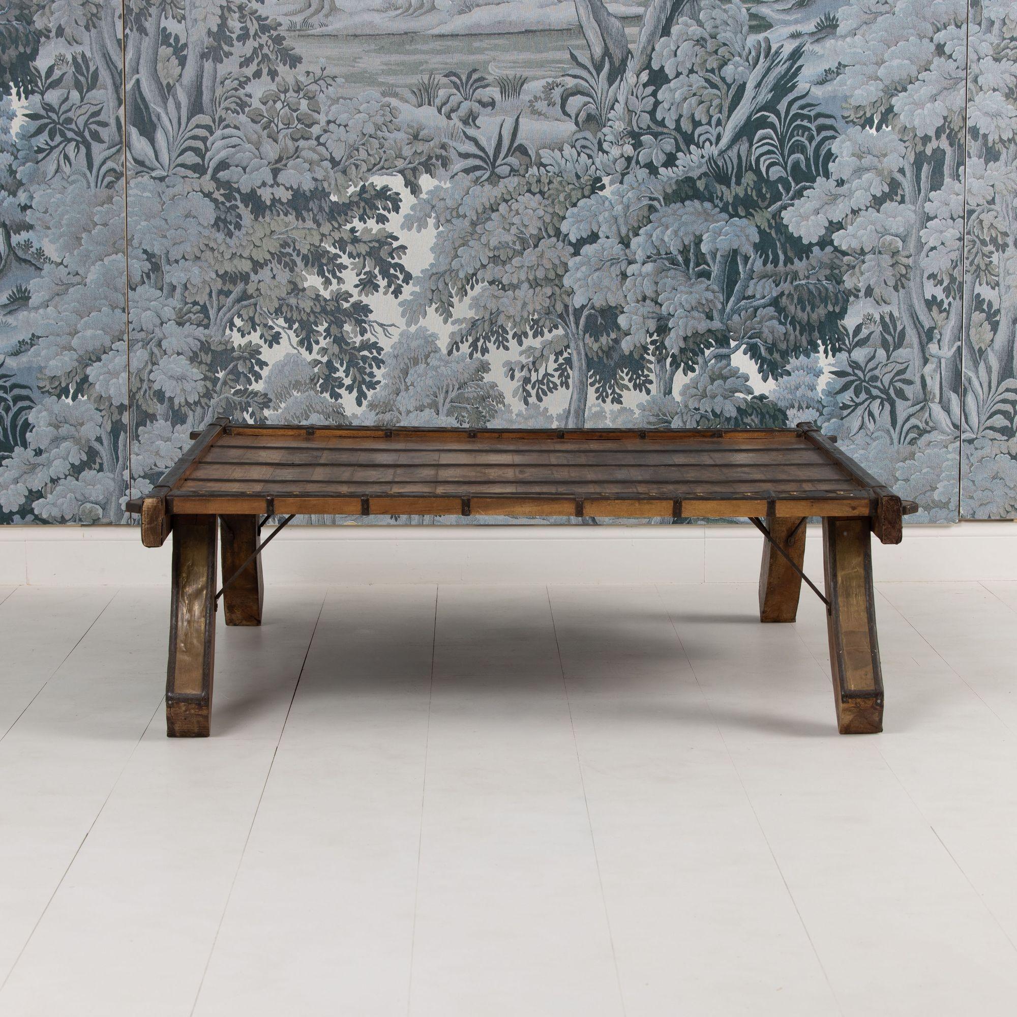 Anfang 20. Jh. Mauretanischer Couchtisch aus Acacia Wood im Angebot 3