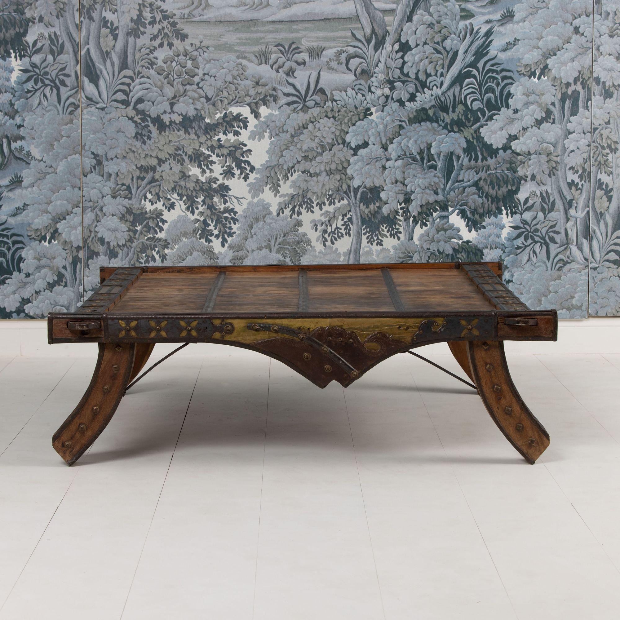Anfang 20. Jh. Mauretanischer Couchtisch aus Acacia Wood (Handgeschnitzt) im Angebot