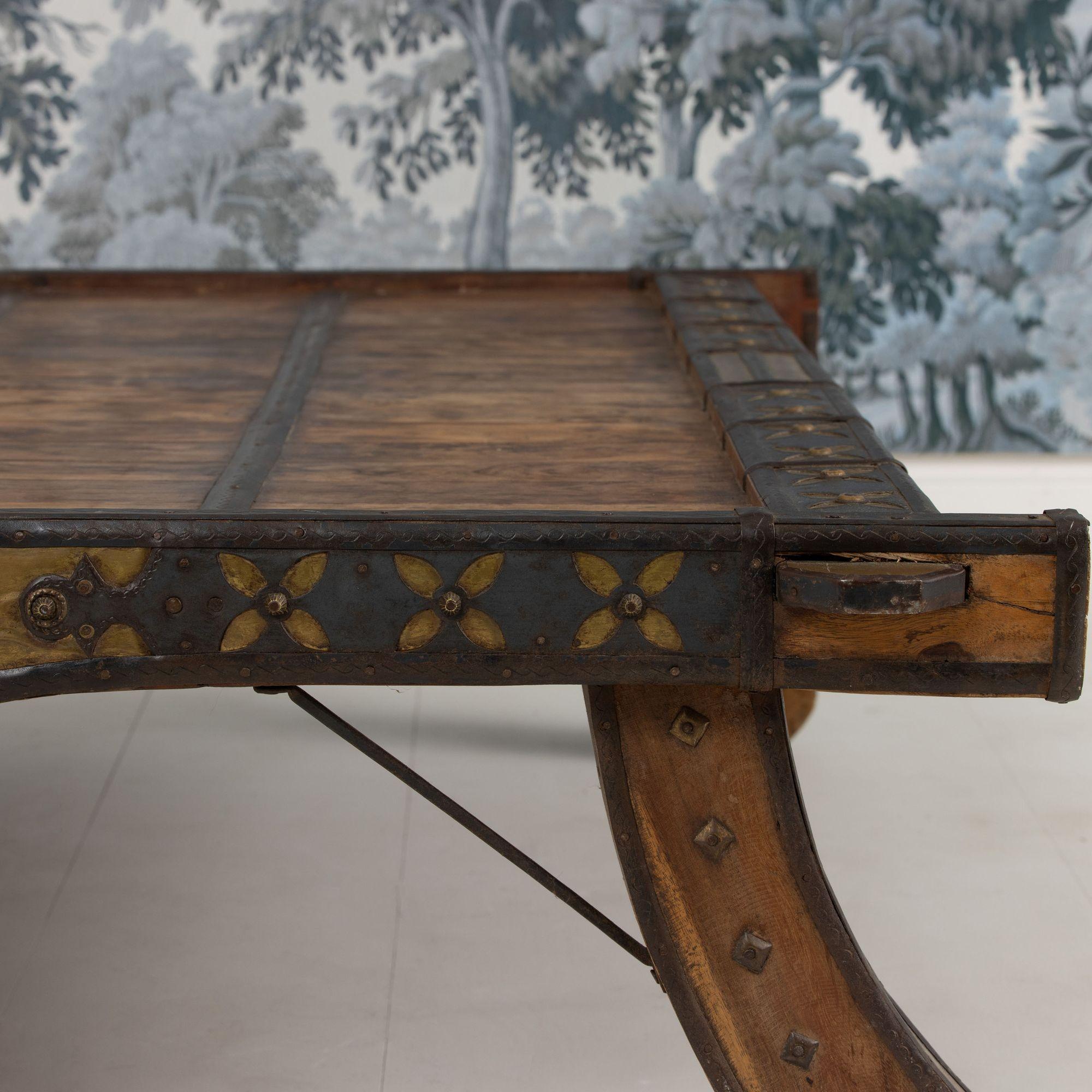 Anfang 20. Jh. Mauretanischer Couchtisch aus Acacia Wood im Angebot 2