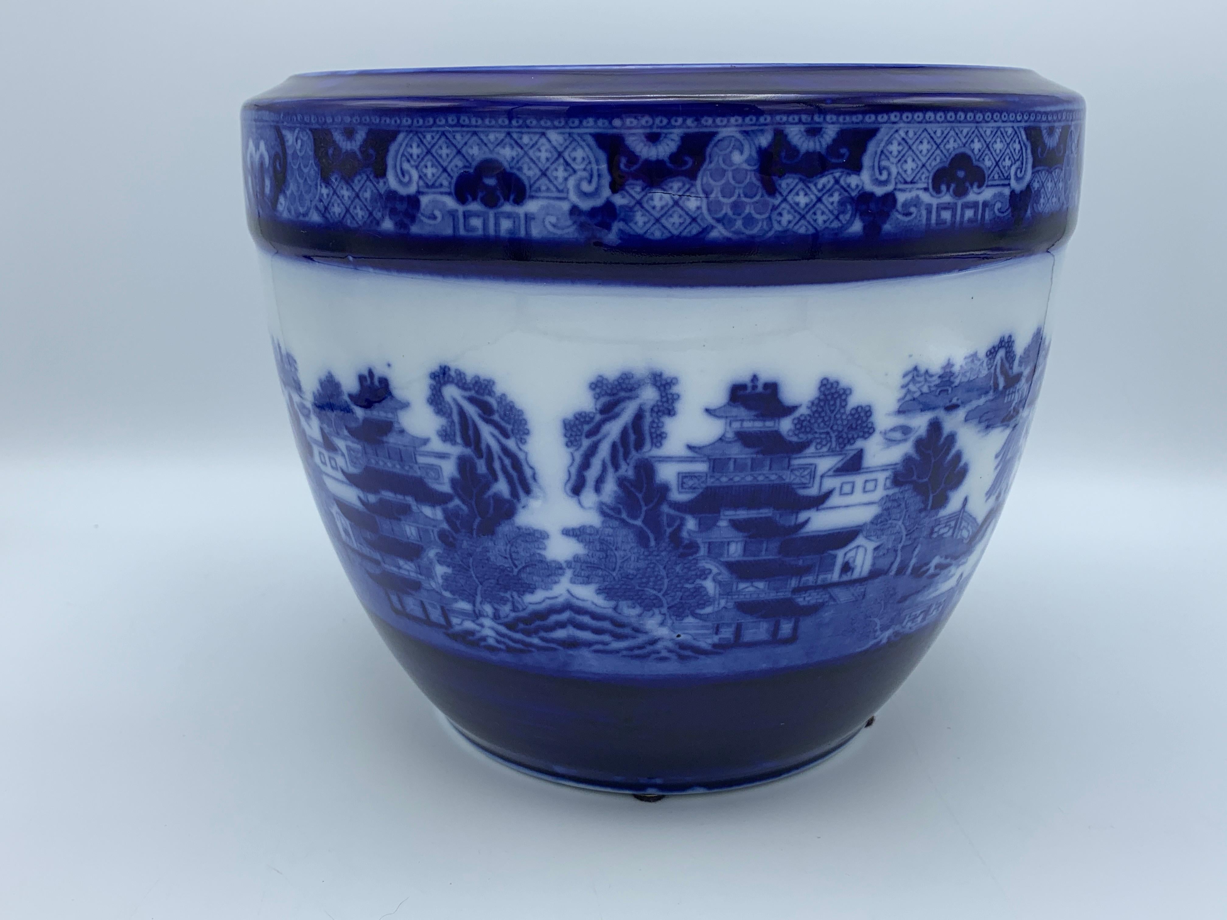 Early 20th Century Minton Blue and White “Blue Willow” Porcelain Cachepot For Sale 8