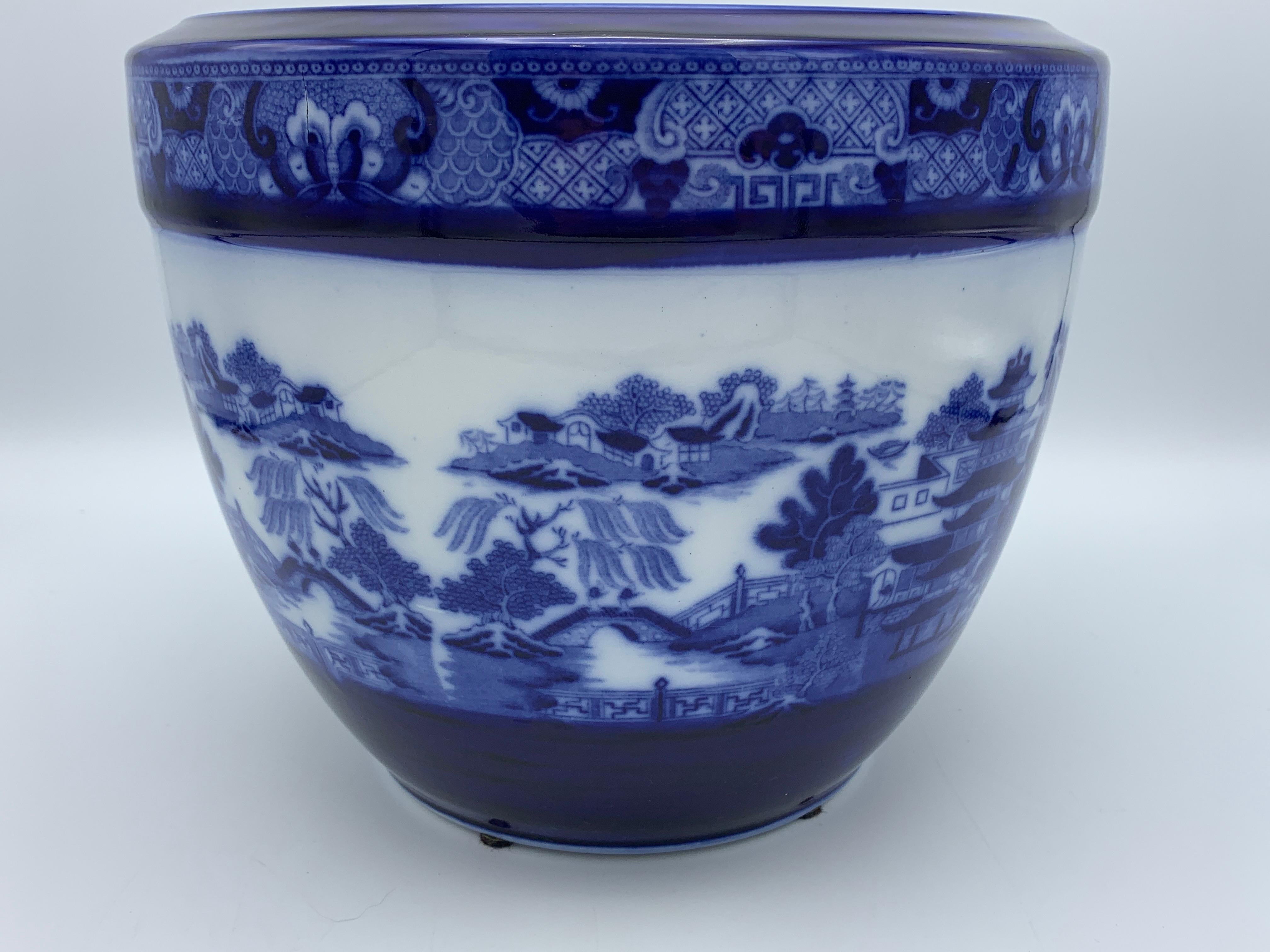 Chinoiserie Early 20th Century Minton Blue and White “Blue Willow” Porcelain Cachepot For Sale
