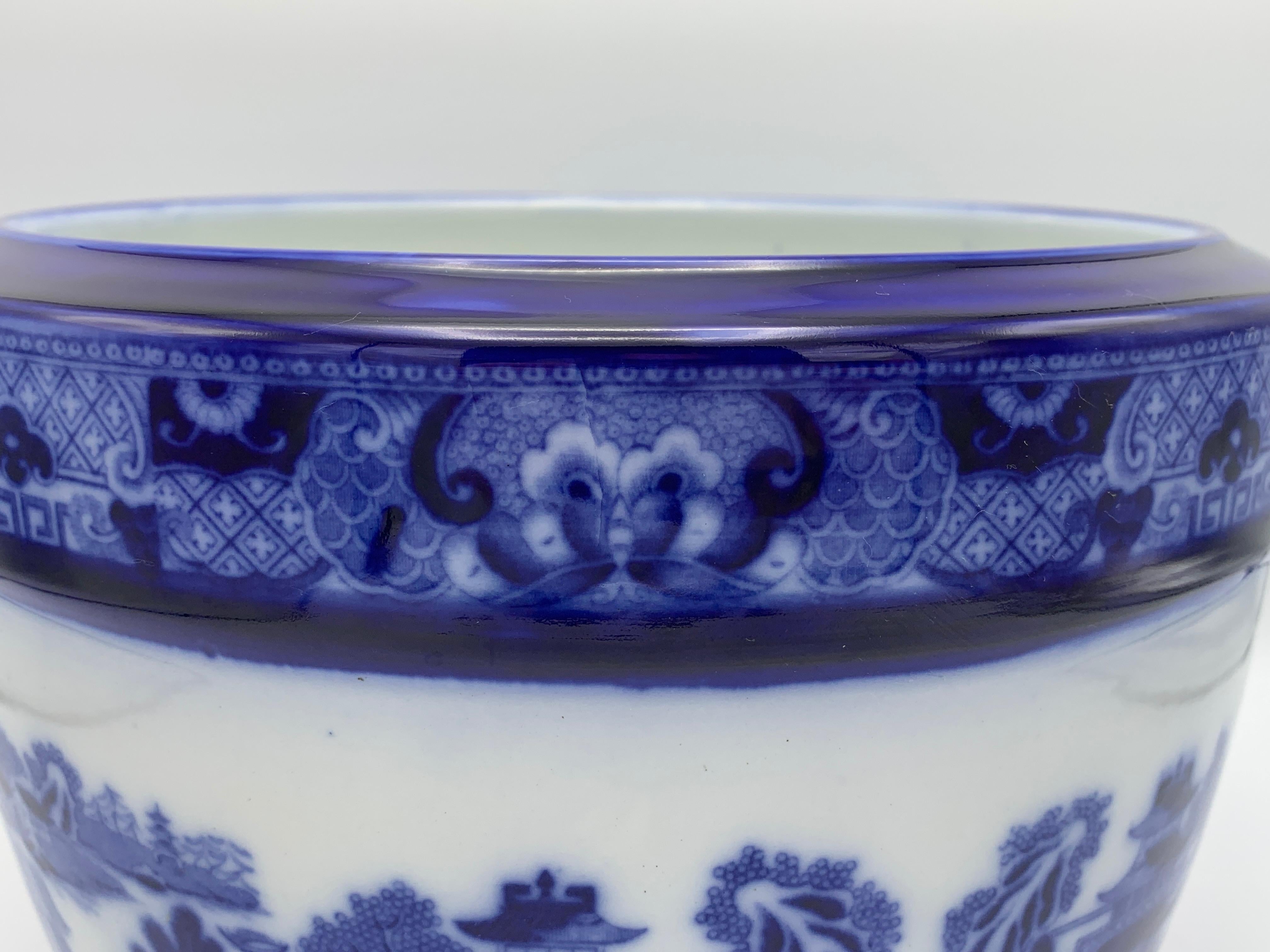 Hand-Painted Early 20th Century Minton Blue and White “Blue Willow” Porcelain Cachepot For Sale