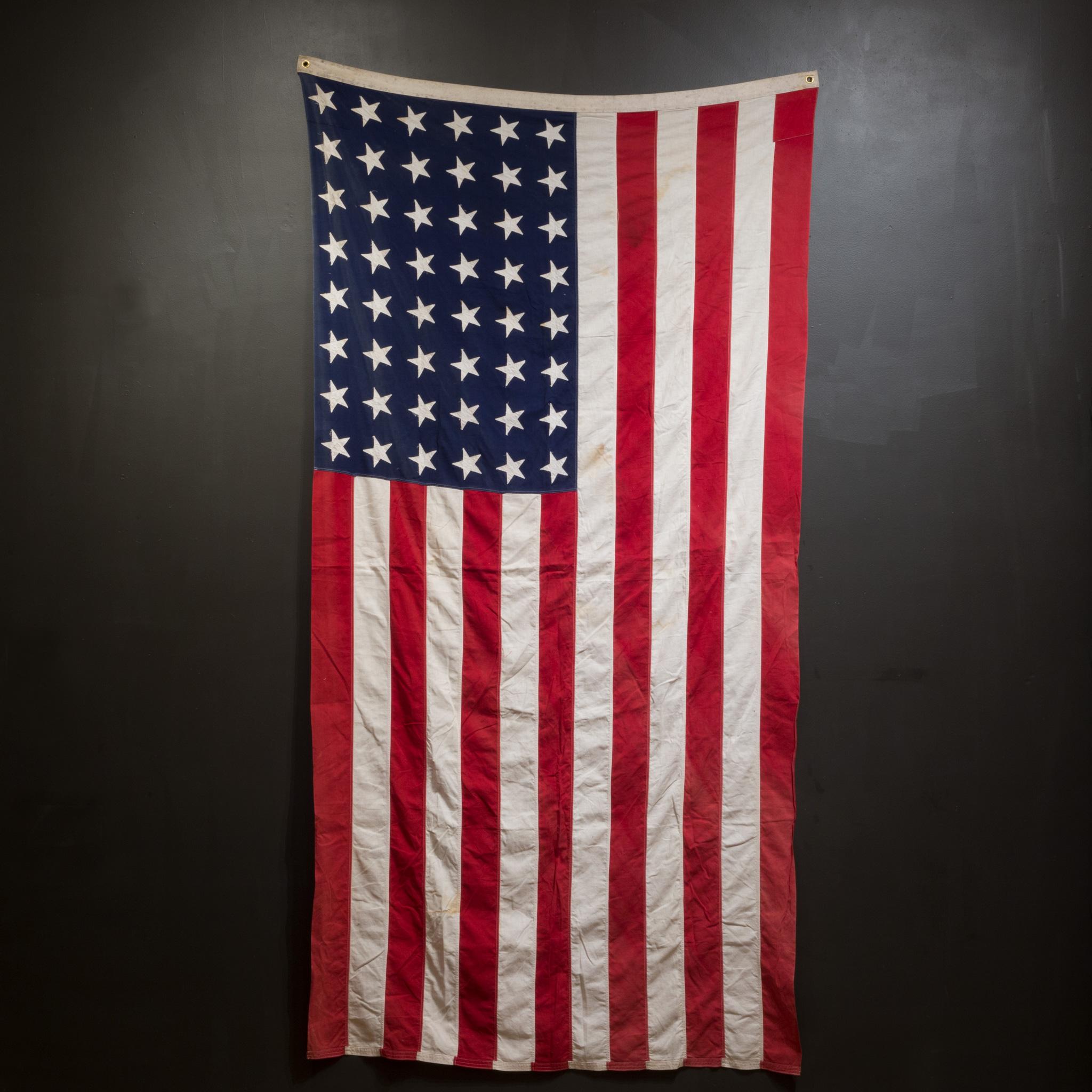 Monumentale amerikanische Flagge des frühen 20. Jahrhunderts mit 48 Sternen, ca. 1940-1950 im Zustand „Gut“ im Angebot in San Francisco, CA