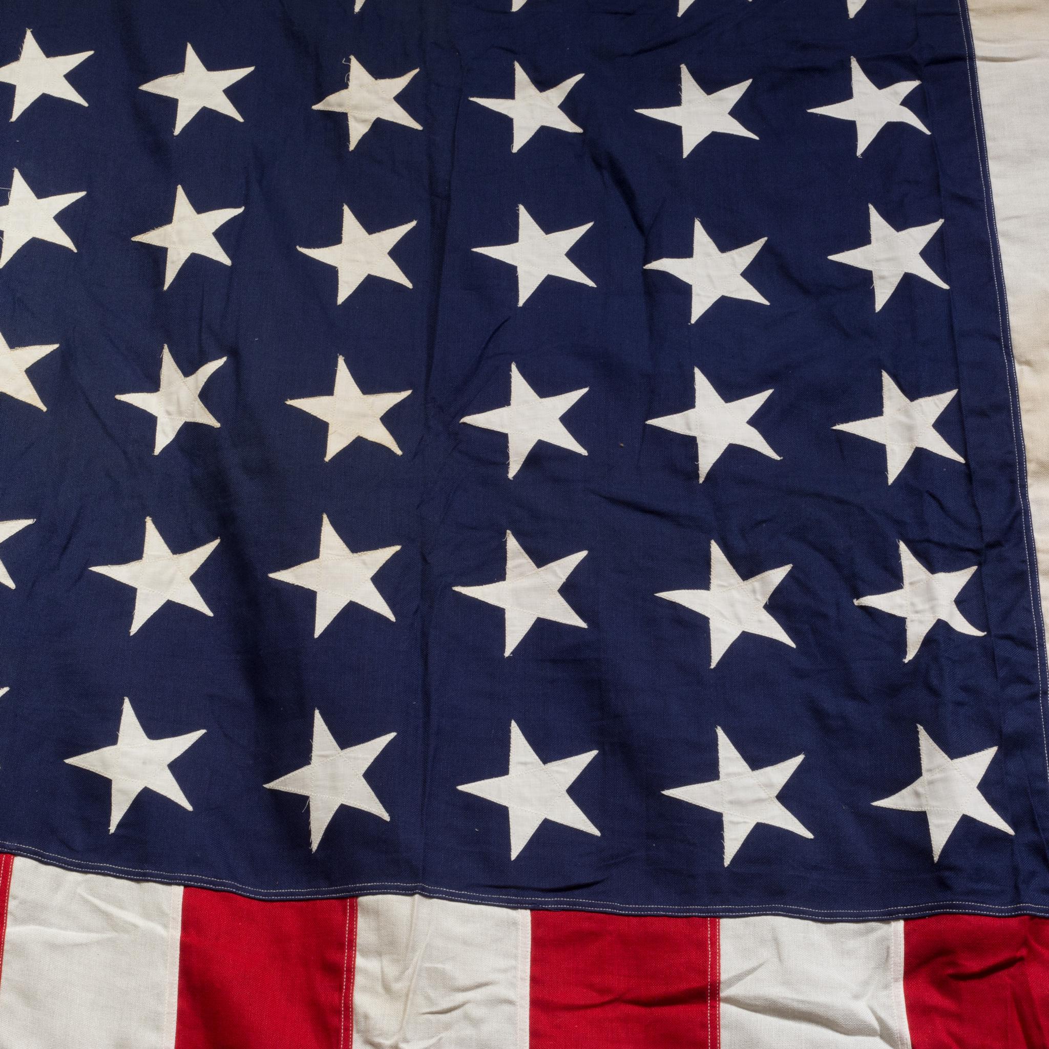 Monumentale amerikanische Flagge „Valley Forge“ mit 48 Sternen, ca. 1940-1950  (KOSTENLOSER VERSAND) (Messing) im Angebot