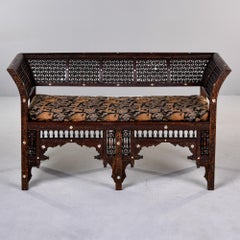 Divano moresco intricatamente intagliato con intarsi dei primi anni del 20° secolo