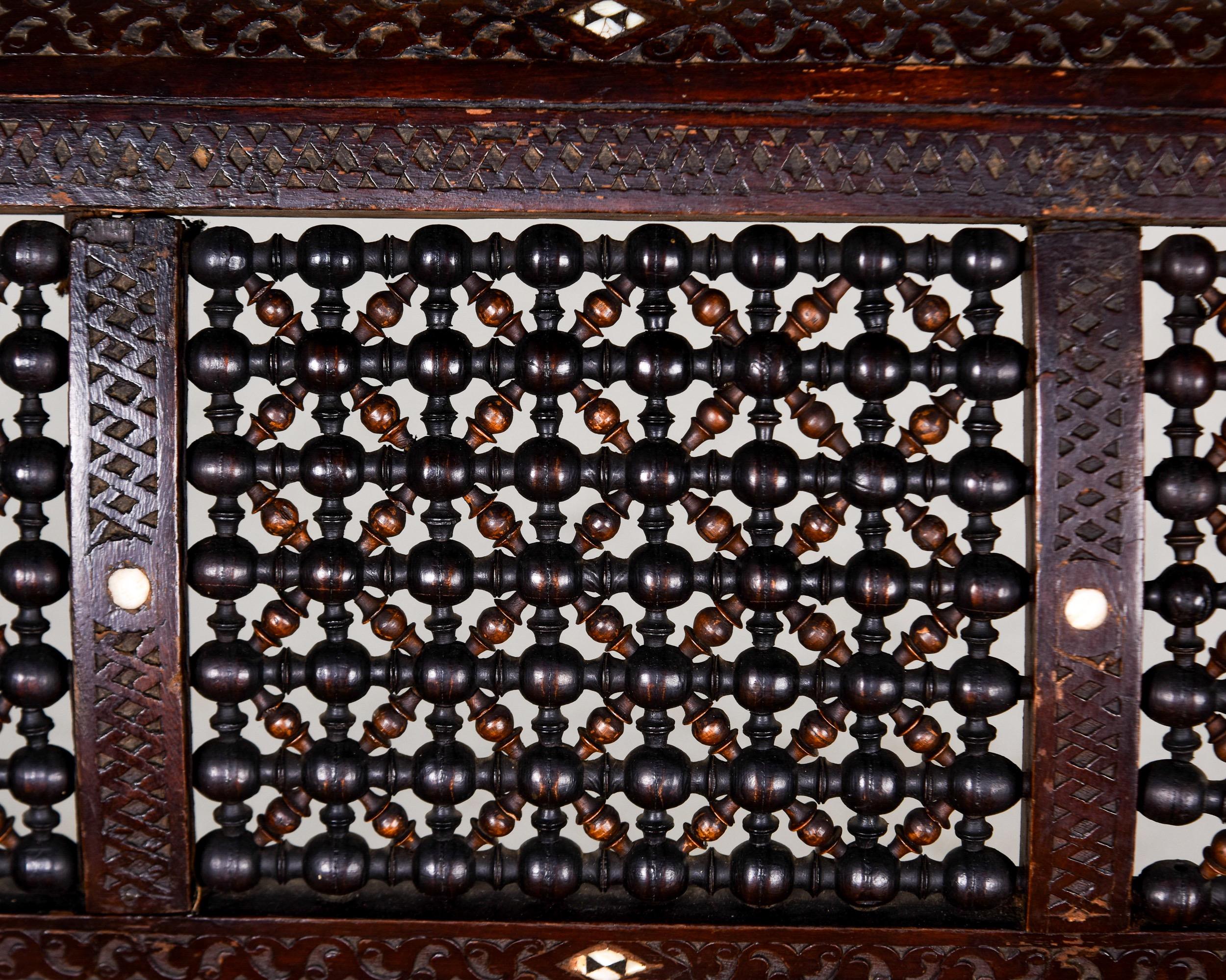Frühes 20. Jh. Aufwändig geschnitztes maurisches Sofa mit Intarsien  (Handgeschnitzt) im Angebot