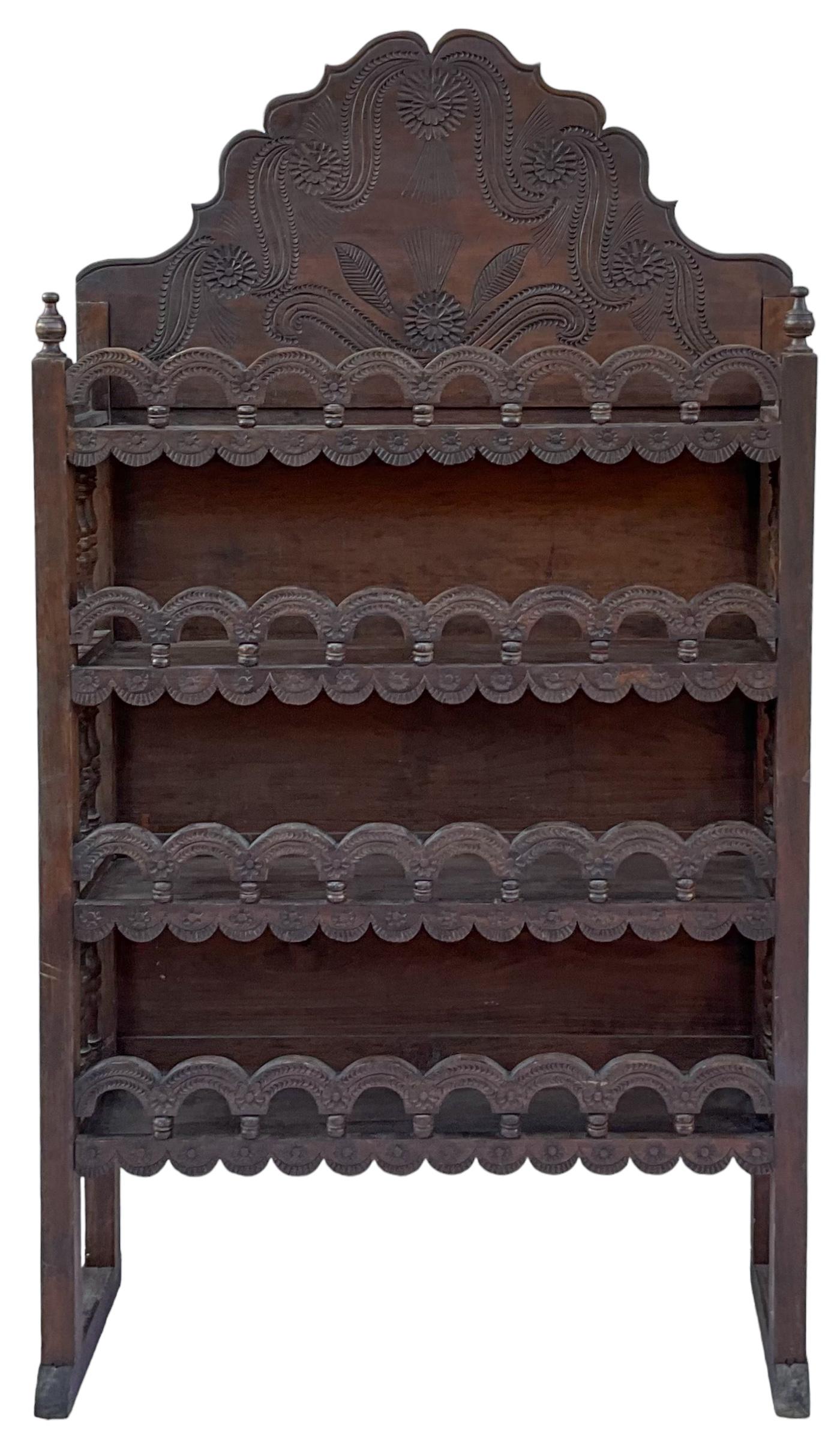 Marocain Début du 20e siècle. Bibliothèque / Etagere / Etagère marocaine en bois de fruitier lourdement sculpté en vente