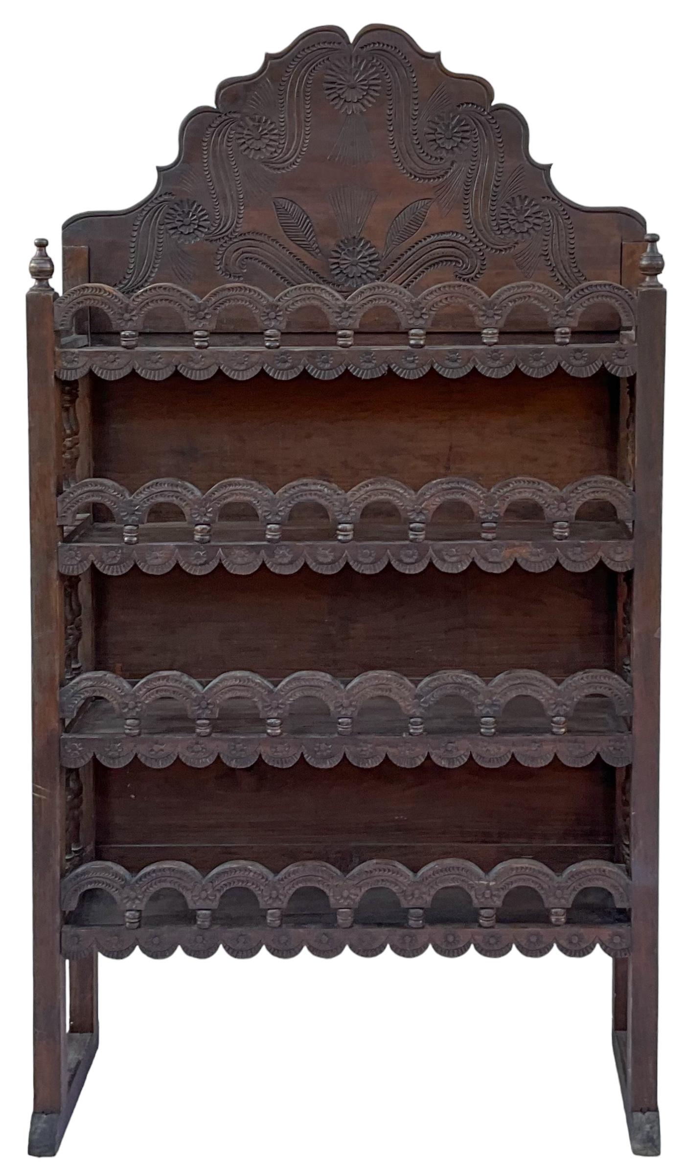 Anfang 20. Marokkanisches stark geschnitztes Obstholz Bücherregal / Etagere / Regal 1