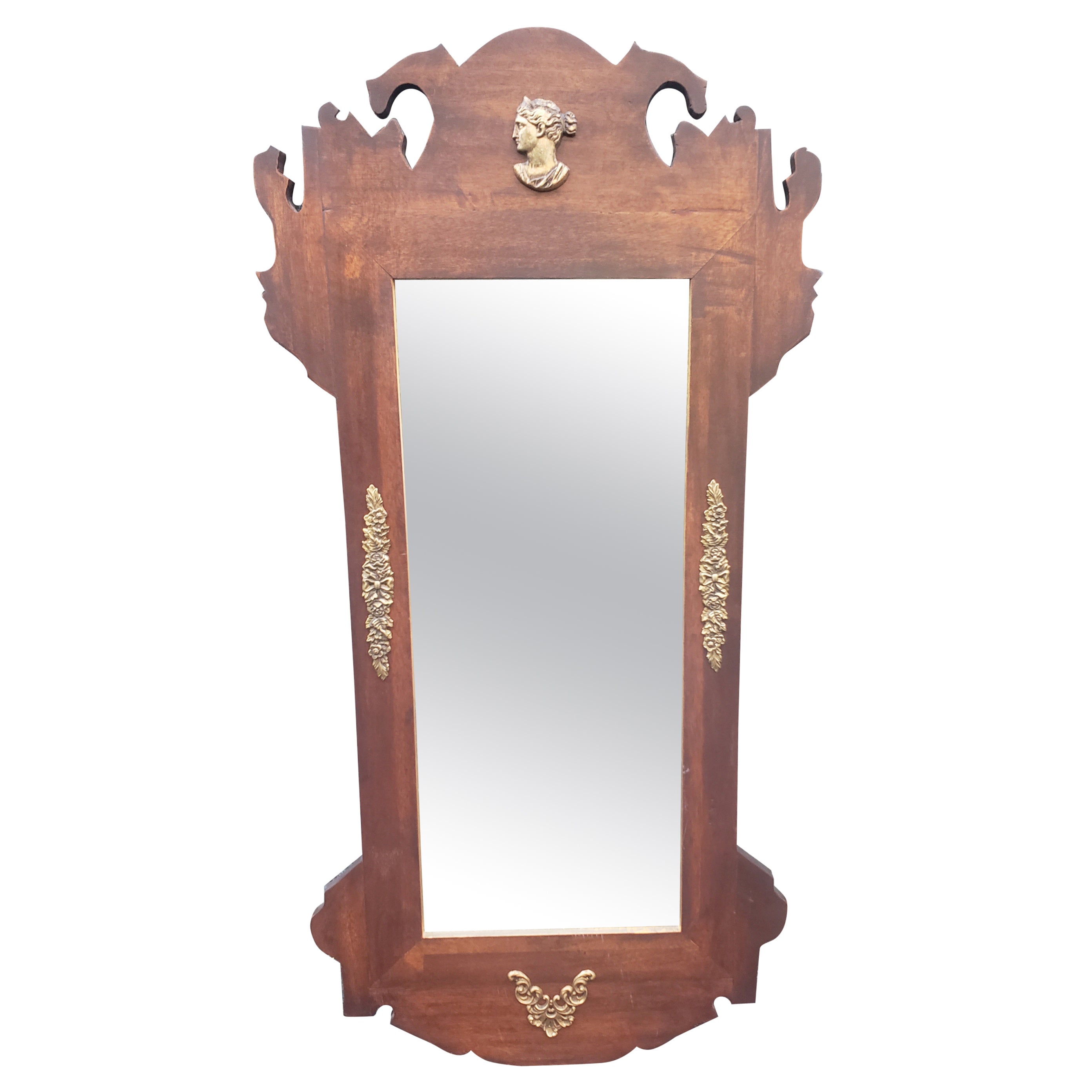 Specchio neoclassico dell'inizio del XX secolo con montatura in bronzo e parziale doratura in mogano con orecchio a voluta