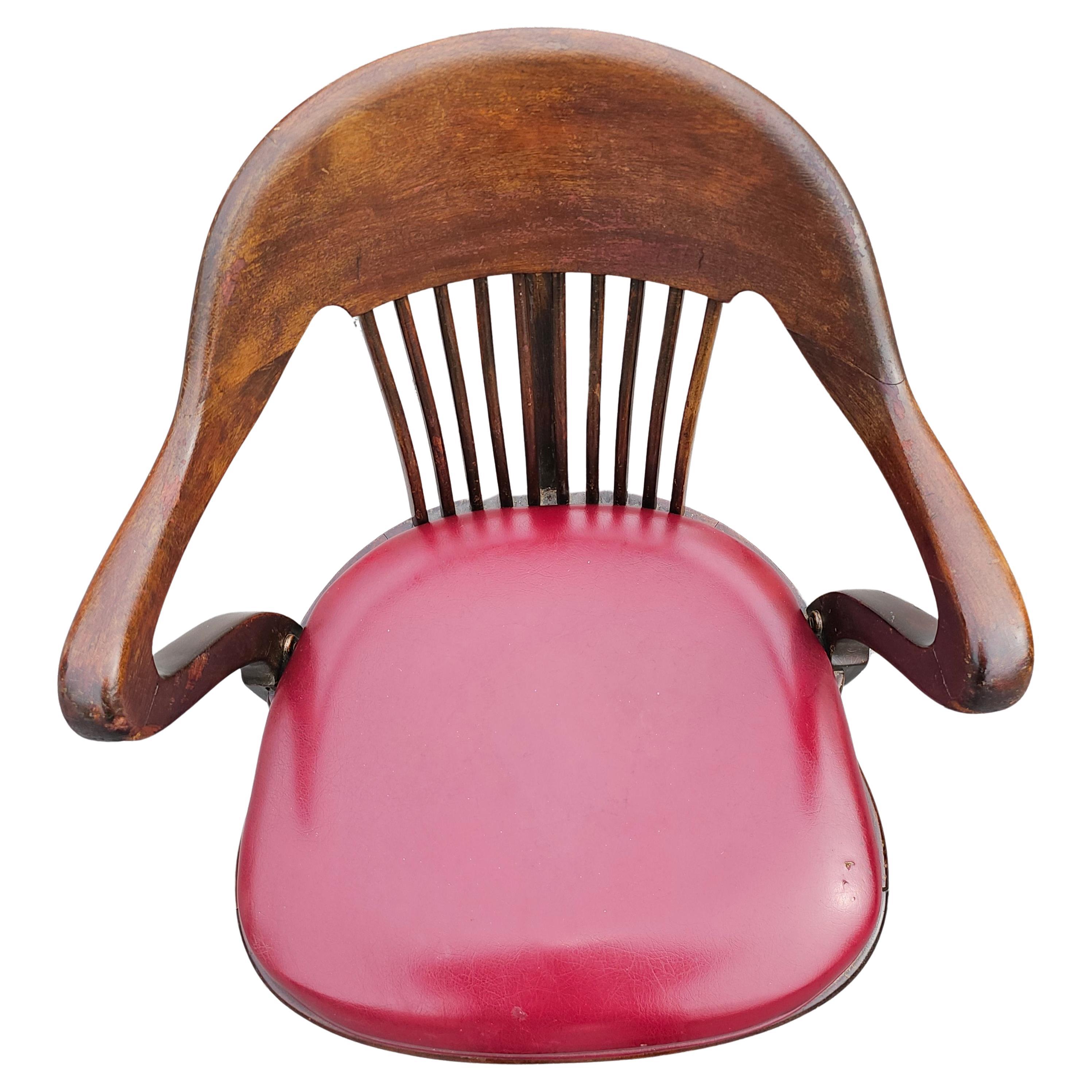 Tacheté Début du 20e C. Oak and Vinyl Upholstered Seat Rolling & Swivelling Banker's Chair en vente