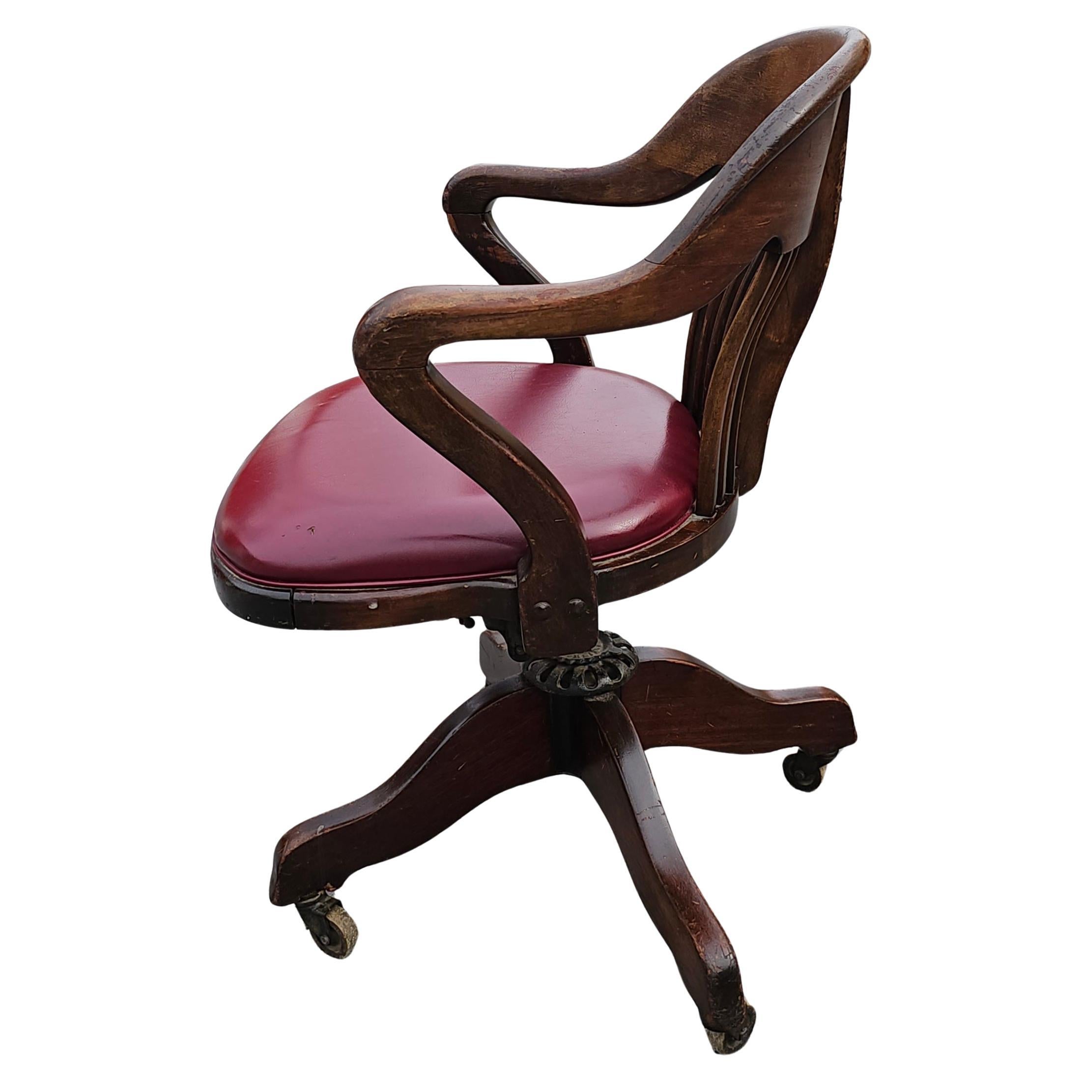 Tissu d'ameublement Début du 20e C. Oak and Vinyl Upholstered Seat Rolling & Swivelling Banker's Chair en vente