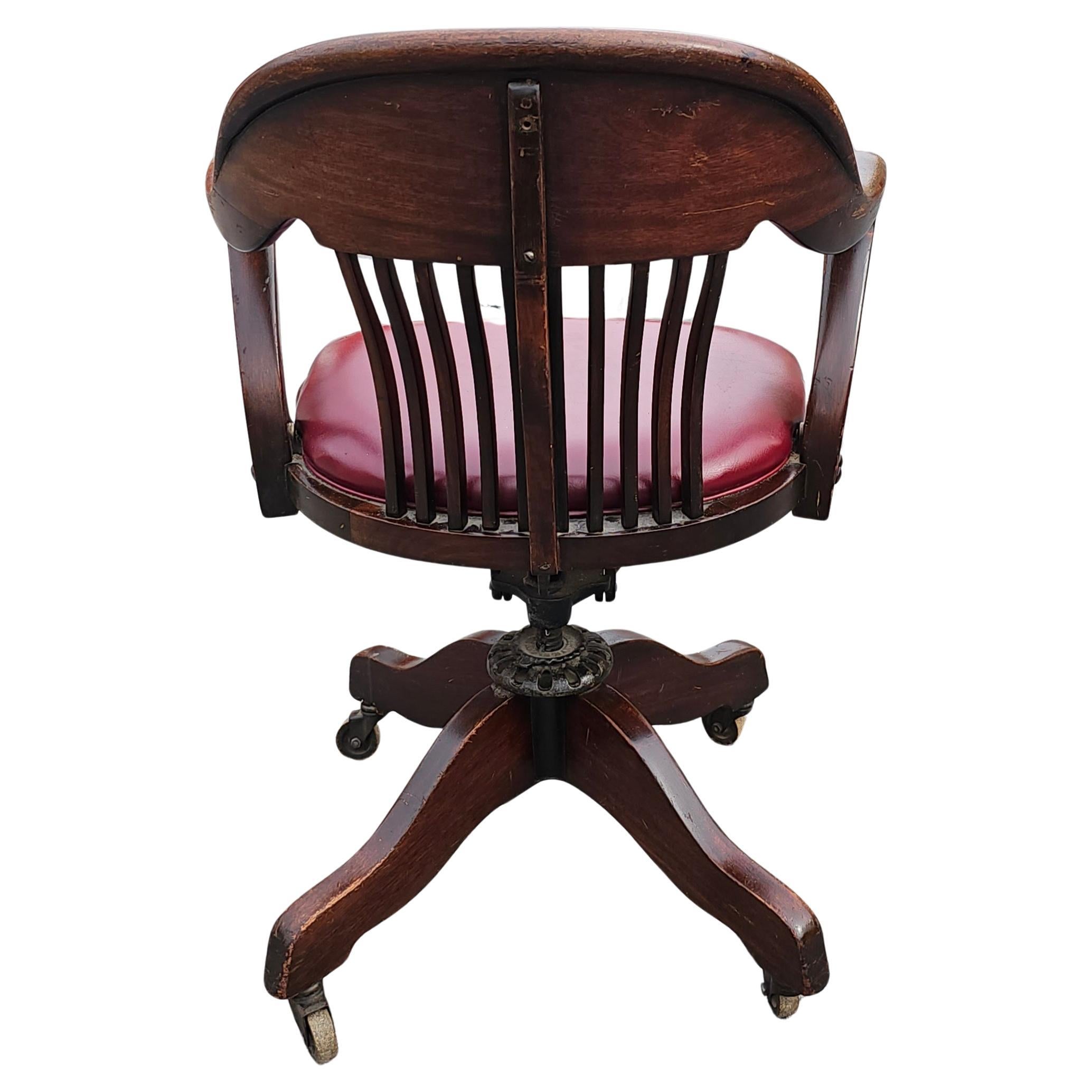 Début du 20e C. Oak and Vinyl Upholstered Seat Rolling & Swivelling Banker's Chair en vente 1