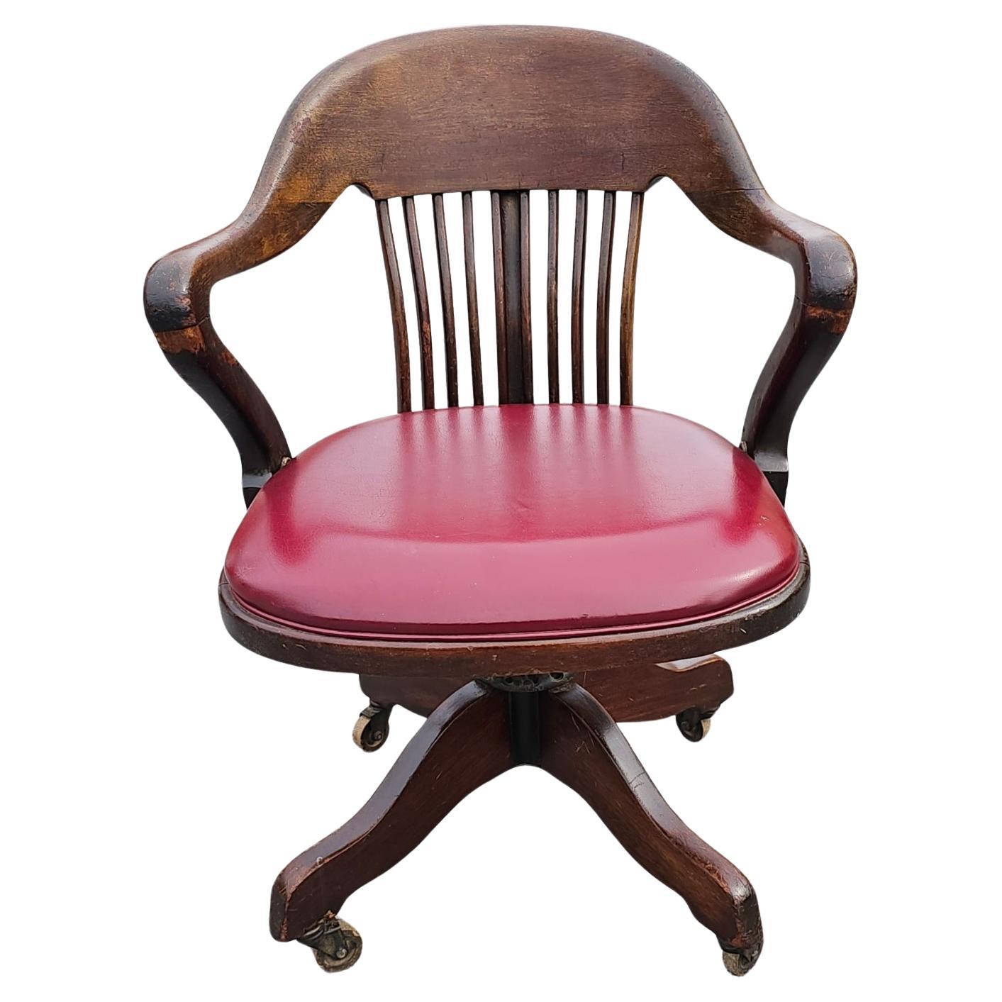 Début du 20e C. Oak and Vinyl Upholstered Seat Rolling & Swivelling Banker's Chair en vente